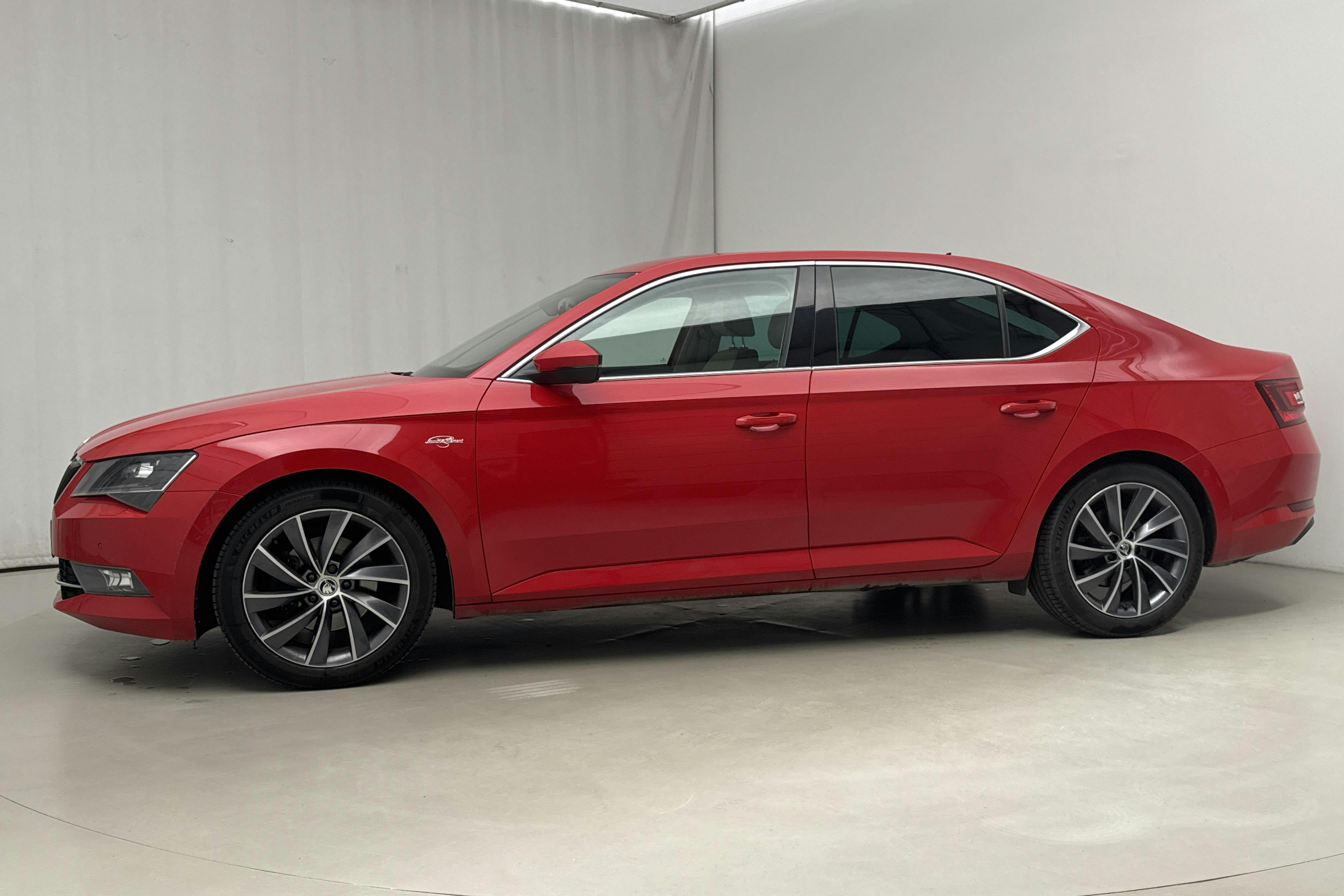 Presentationsfoto 2 av 18: Skoda Superb 1.8 TSI (180hk) - 12 406 mil - Automat - röd - 2016