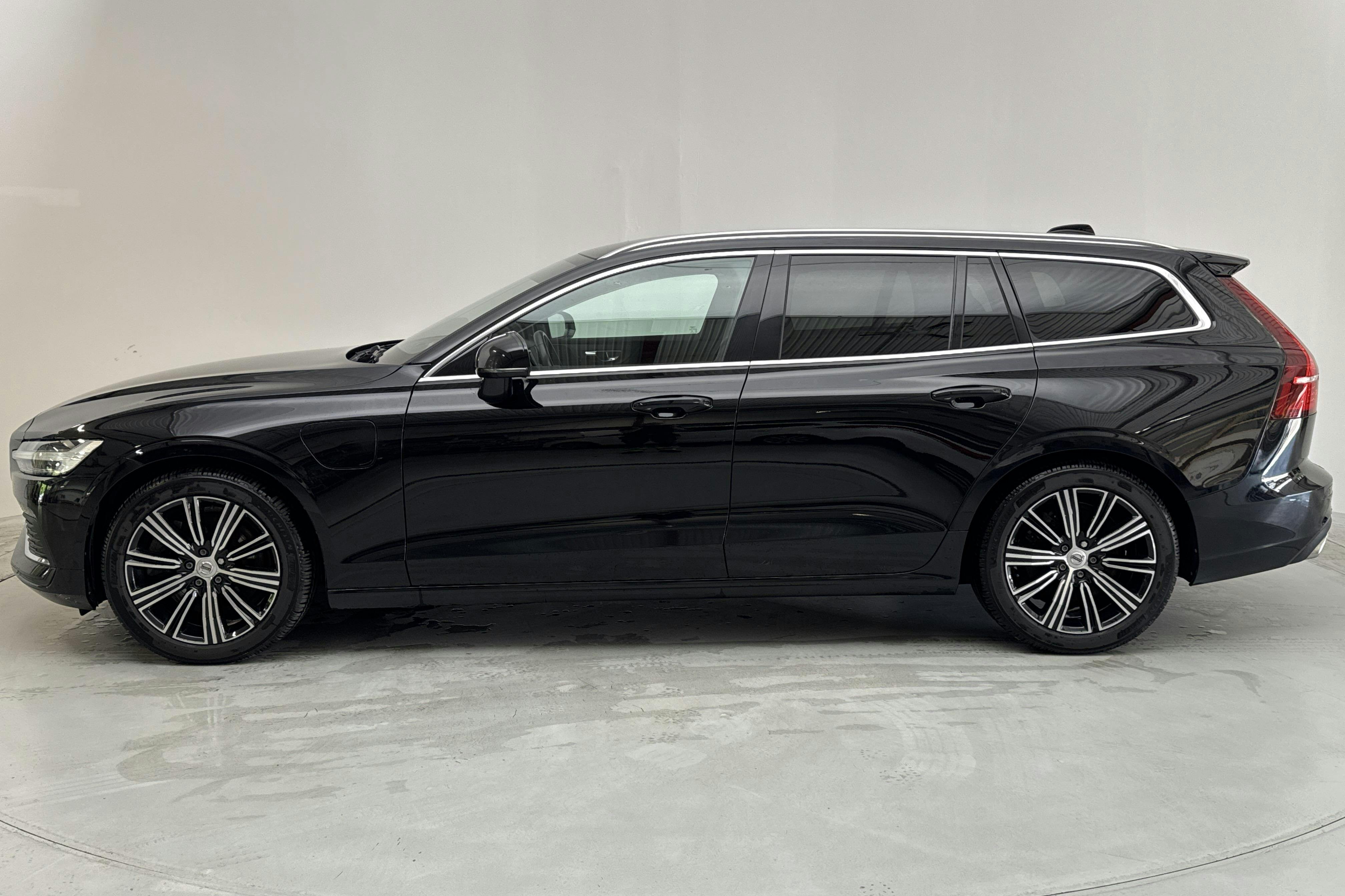 Presentationsfoto 2 av 17: Volvo V60 T6 AWD Twin Engine (340hk) - 11 349 mil - Automat - svart - 2022