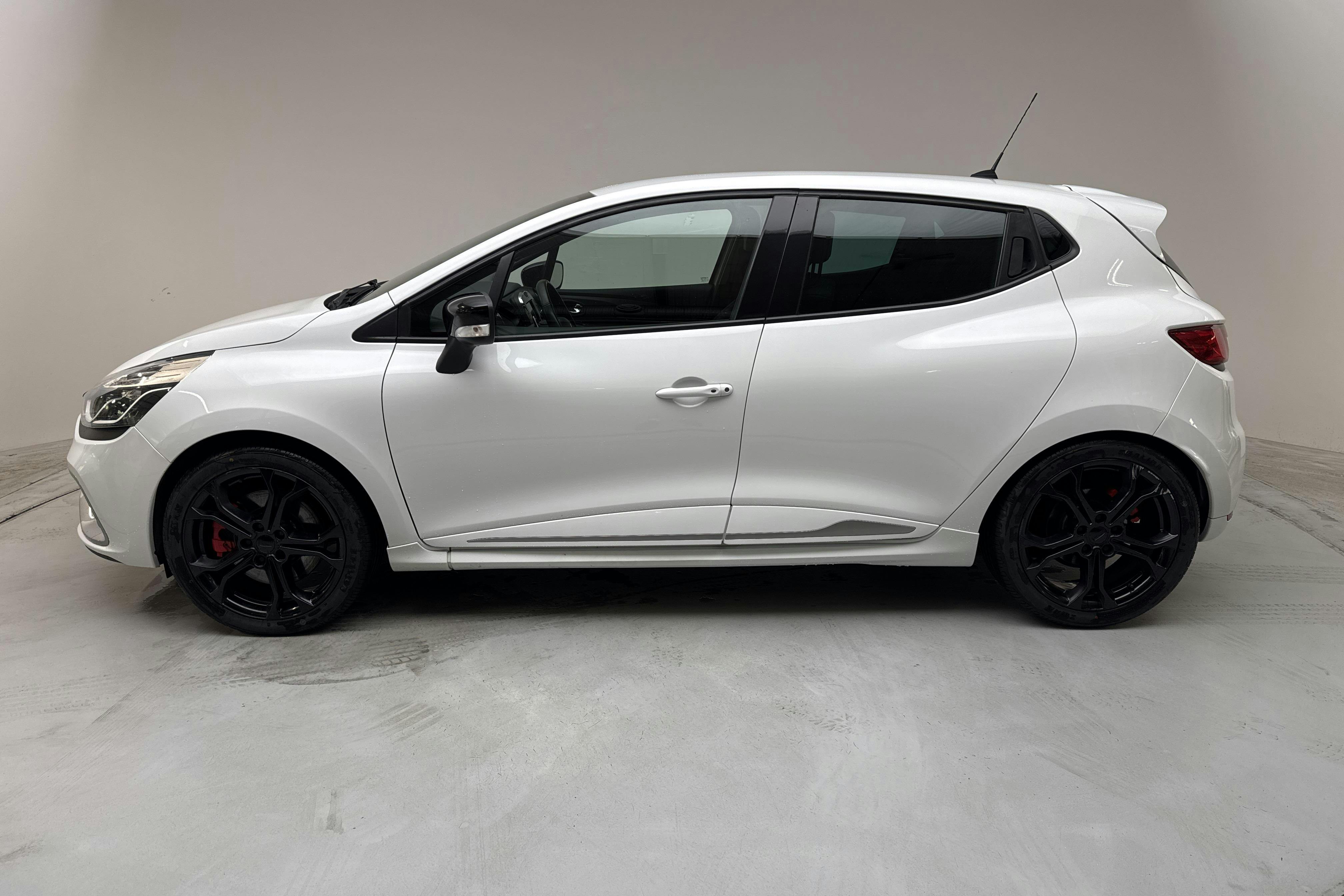 Esitlusfoto 2 aadressil 11: Renault Clio IV R.S. 200 (200hk) - 119 480 km - Automaatne - valge - 2014