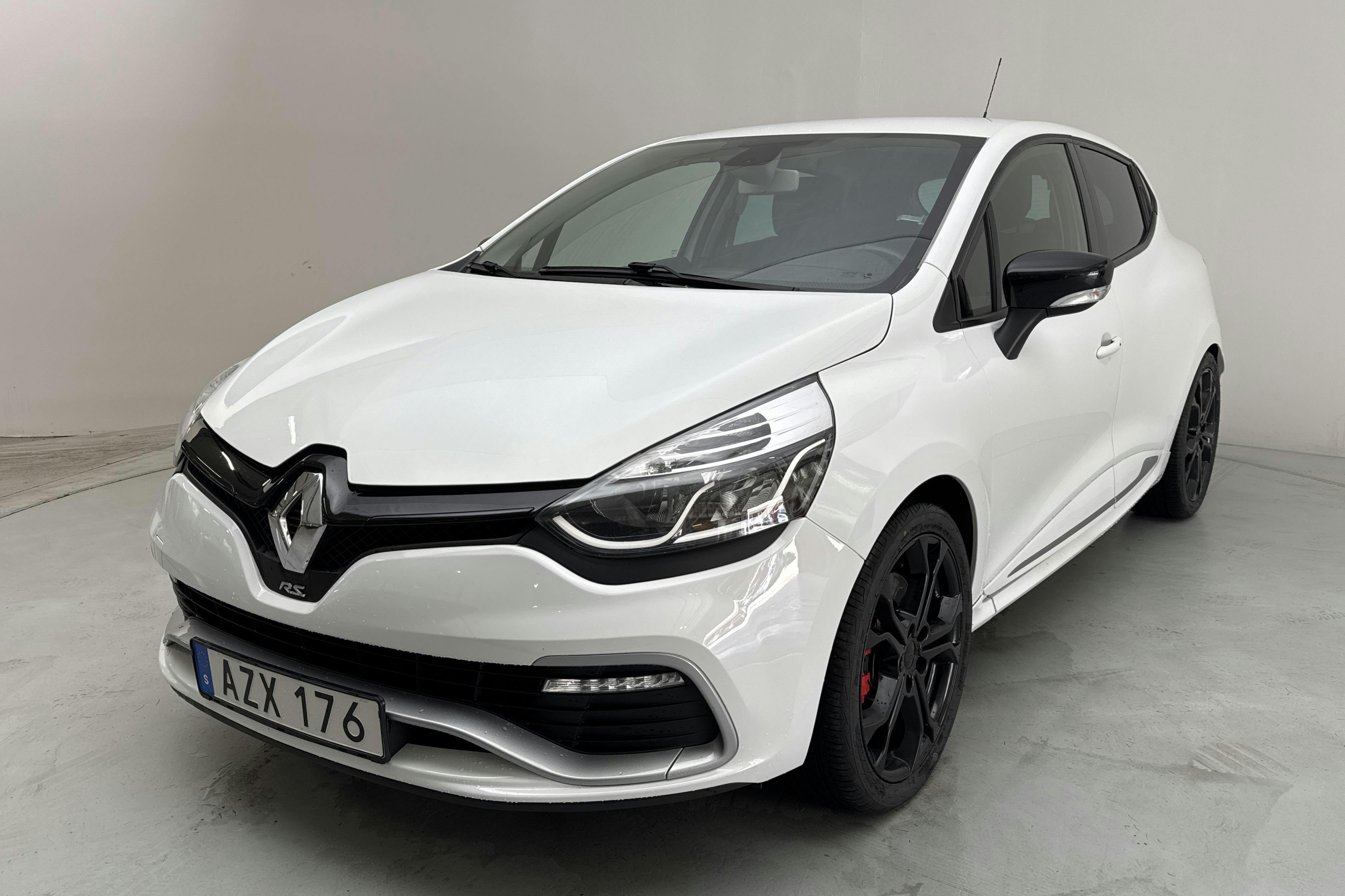 Renault Clio IV R.S. 200 (200hk) - 11 948 mil - Automat - vit - 2014