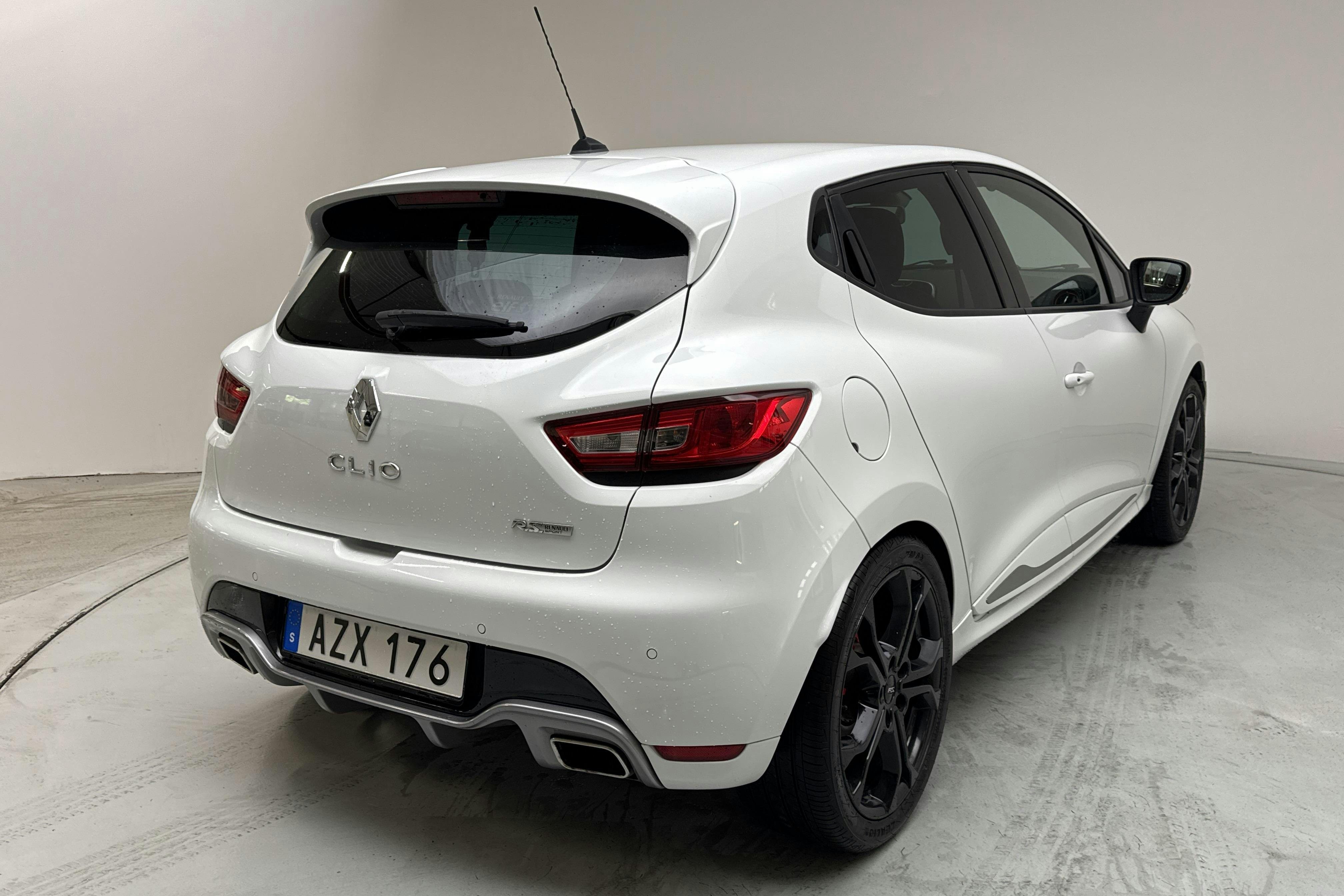 Renault Clio IV R.S. 200 (200hk) - 119 480 km - Automaatne - valge - 2014