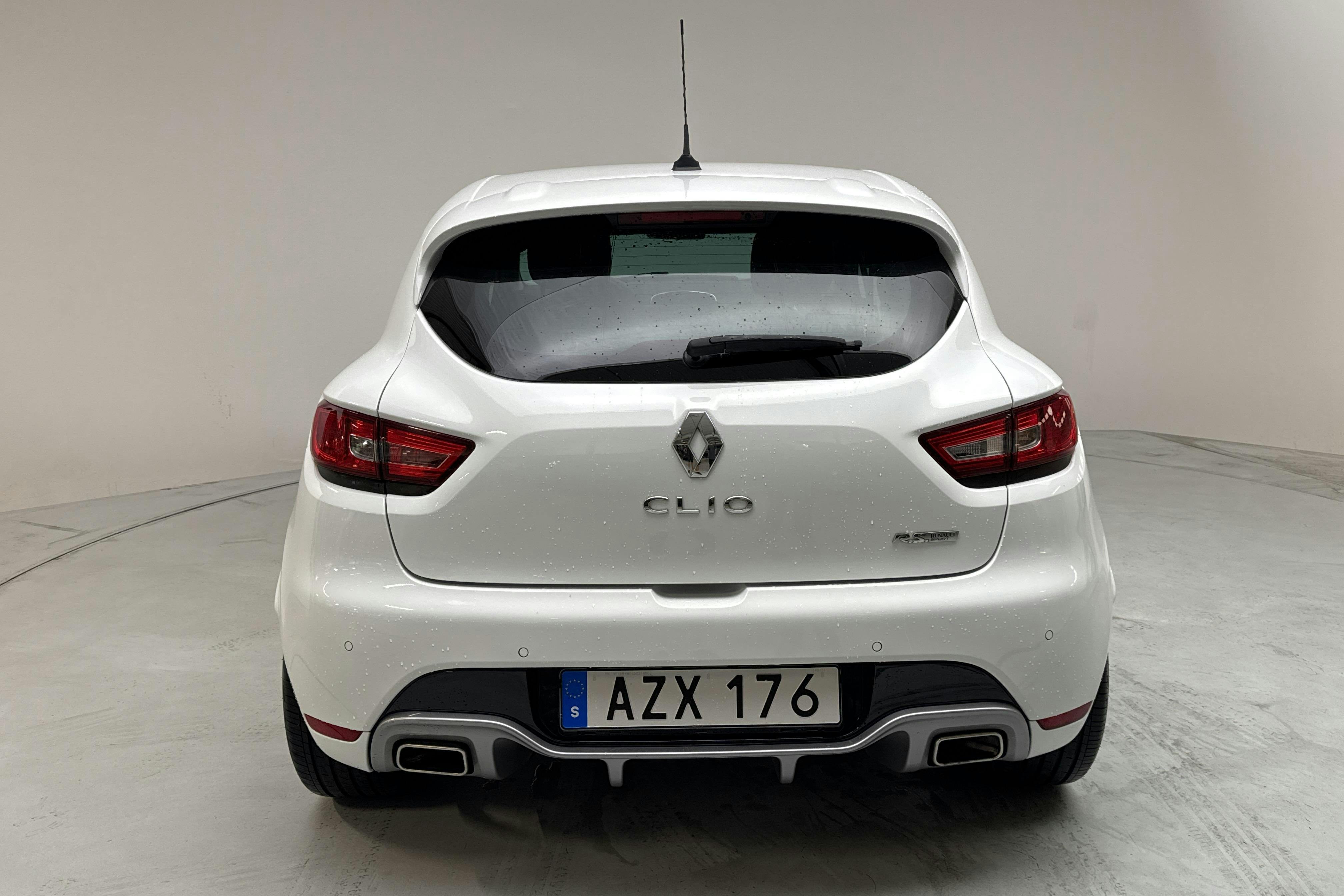 Renault Clio IV R.S. 200 (200hk) - 119 480 km - Automaatne - valge - 2014