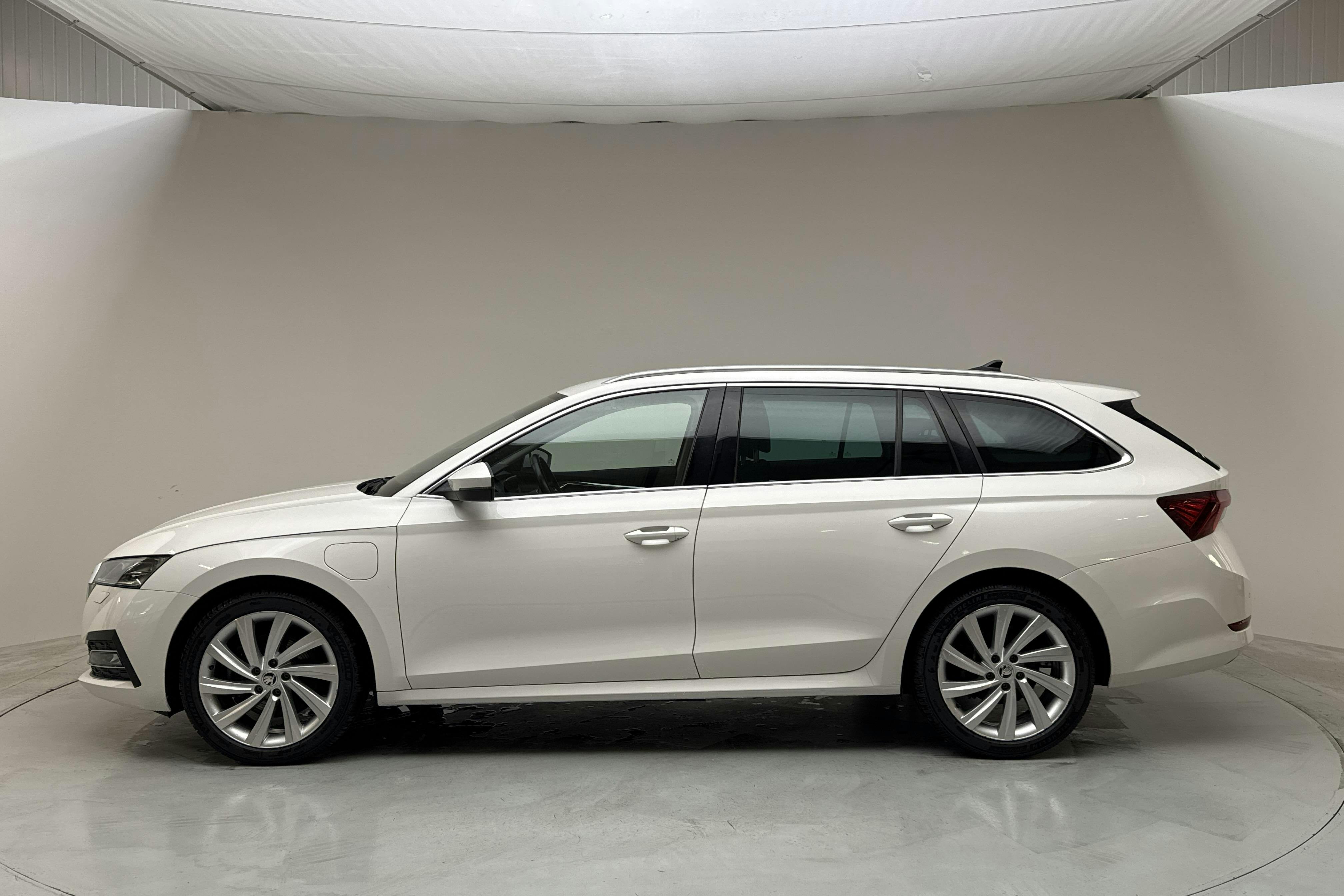 Esitlusfoto 2 aadressil 14: Skoda Octavia 1.4 iV PHEV Combi (204hk) - 93 110 km - Automaatne - valge - 2021