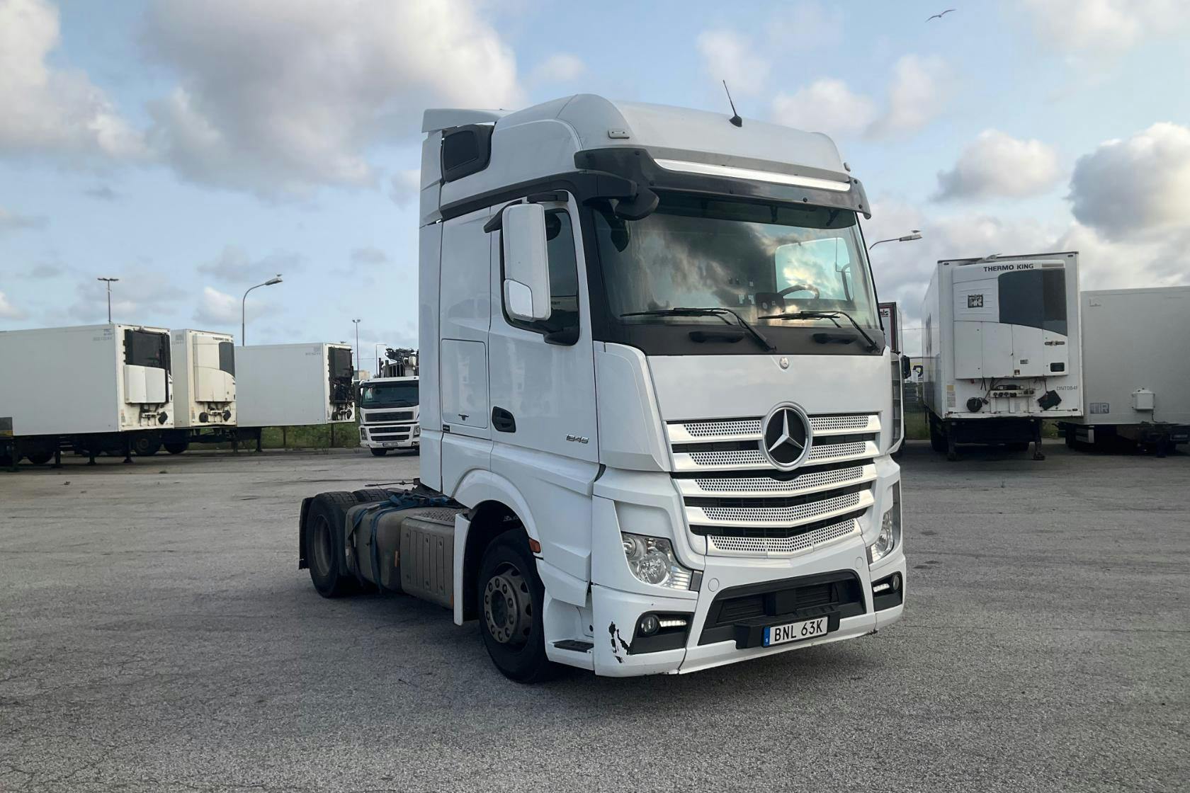 Presentation photo 2 of 39: MERCEDES ACTROS - 684 407 km - Automatic - white - 2018