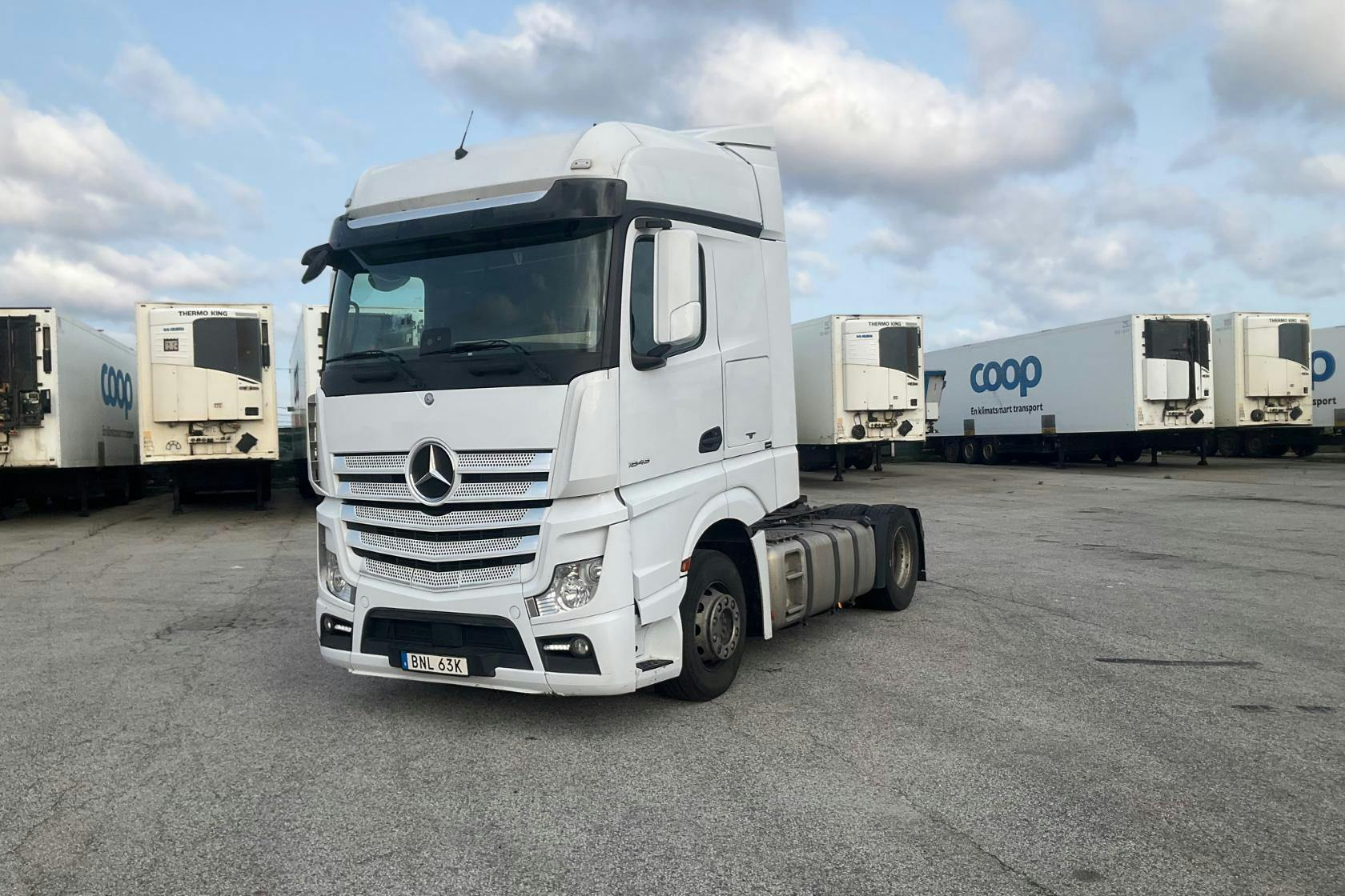 Presentation photo 1 of 39: MERCEDES ACTROS - 684 407 km - Automatic - white - 2018