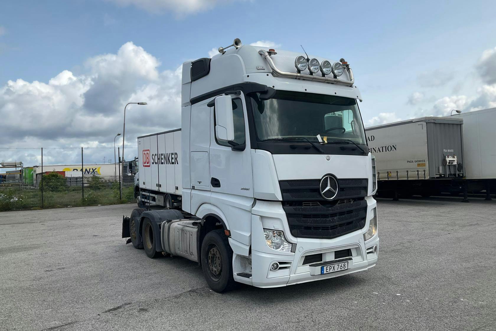 Presentation photo 2 of 41: MERCEDES ACTROS 963-4-C - 740 032 km - Automatic - white - 2015