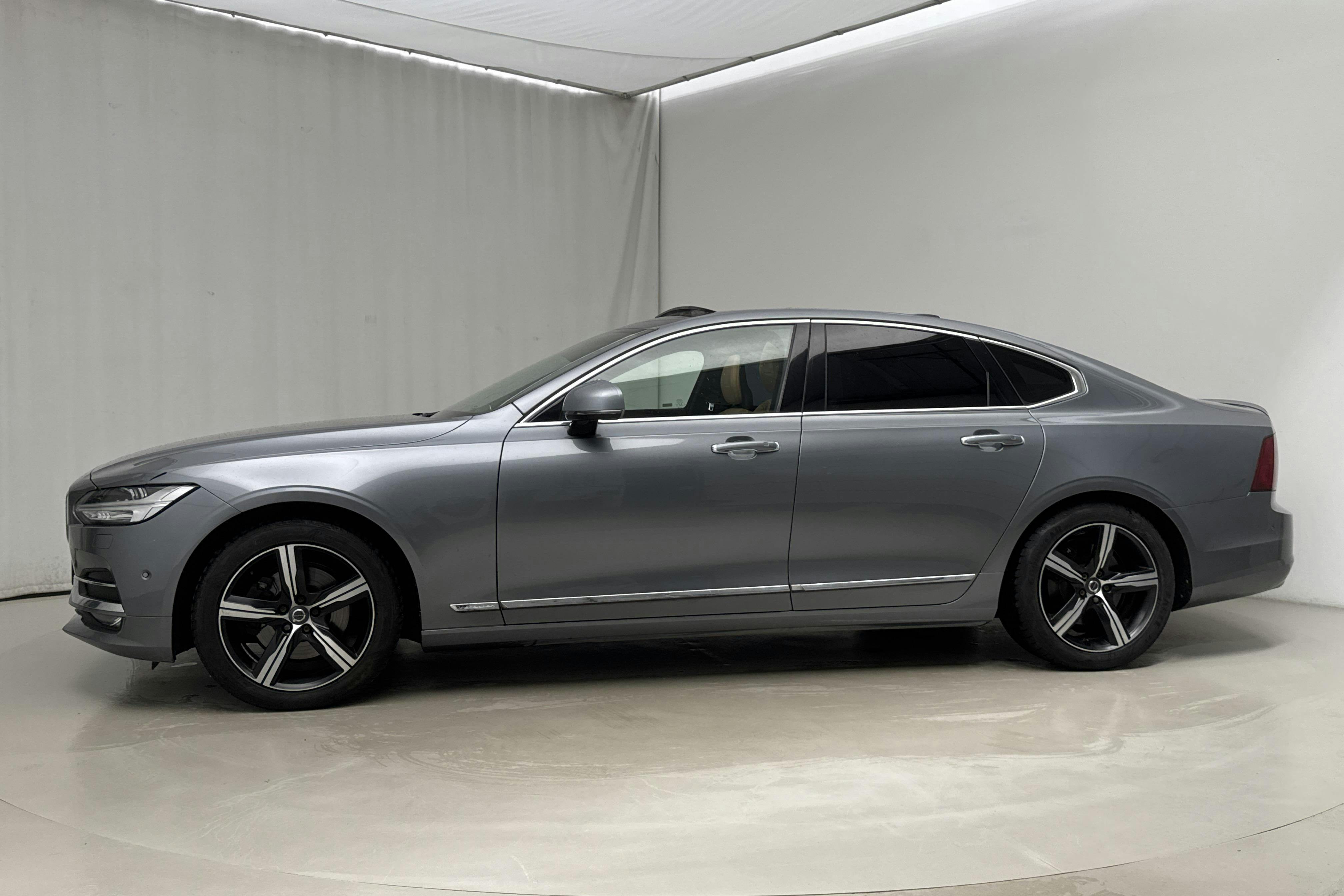 Presentationsfoto 2 av 22: Volvo S90 D5 AWD (235hk) - 16 208 mil - Automat - grå - 2017
