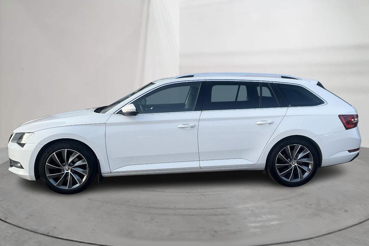 Presentationsfoto 2 av 15: Skoda Superb 2.0 TDI 4x4 Kombi (190hk) - 12 421 mil - Automat - vit - 2017