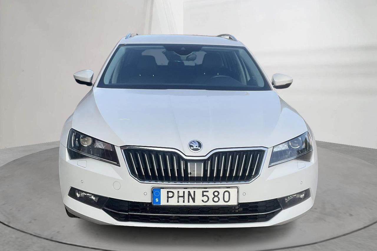 Skoda Superb 2.0 TDI 4x4 Kombi (190hk) - 12 421 mil - Automat - vit - 2017