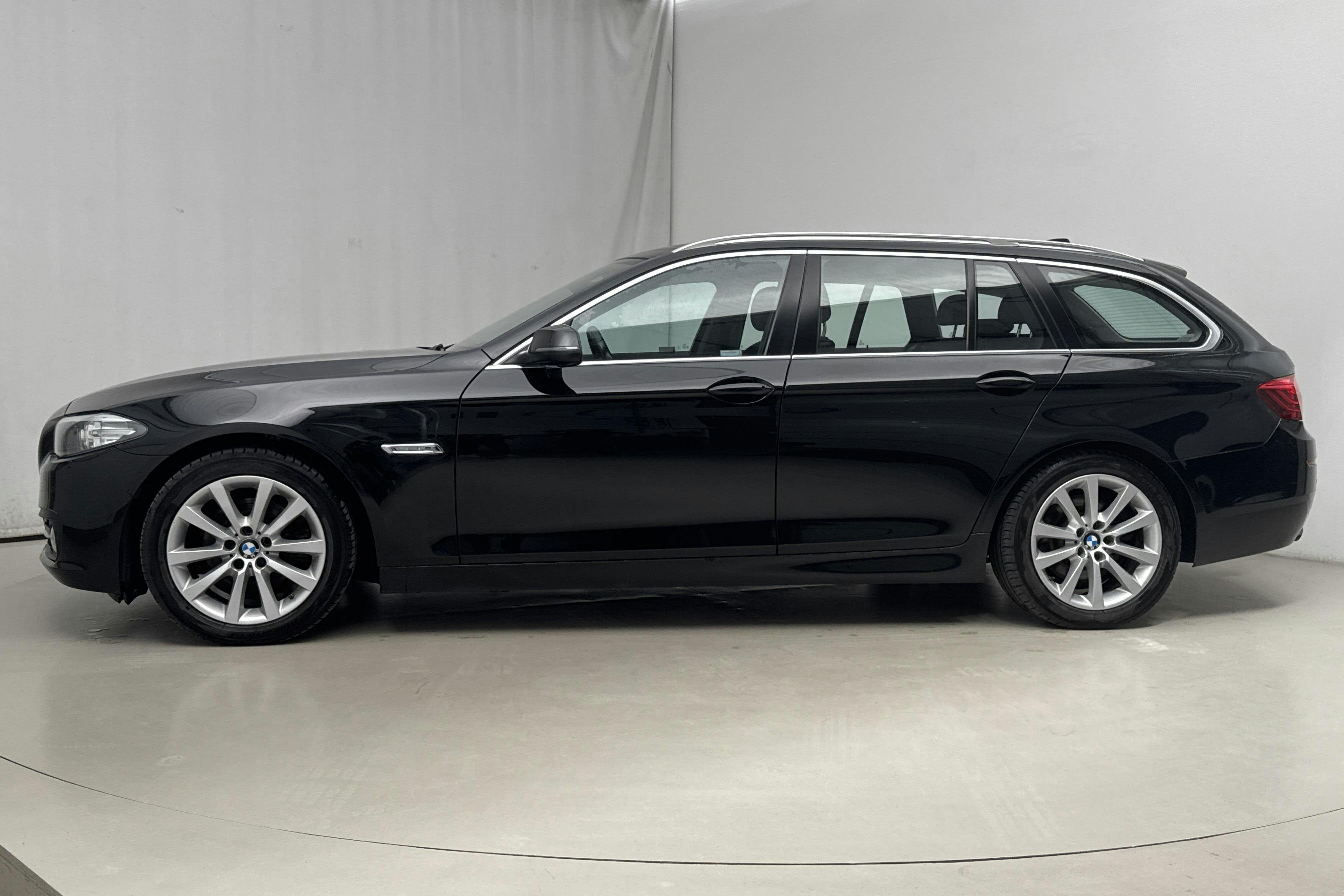 Esitlusfoto 2 aadressil 16: BMW 520d xDrive Touring, F11 (190hk) - 189 240 km - Automaatne - must - 2017