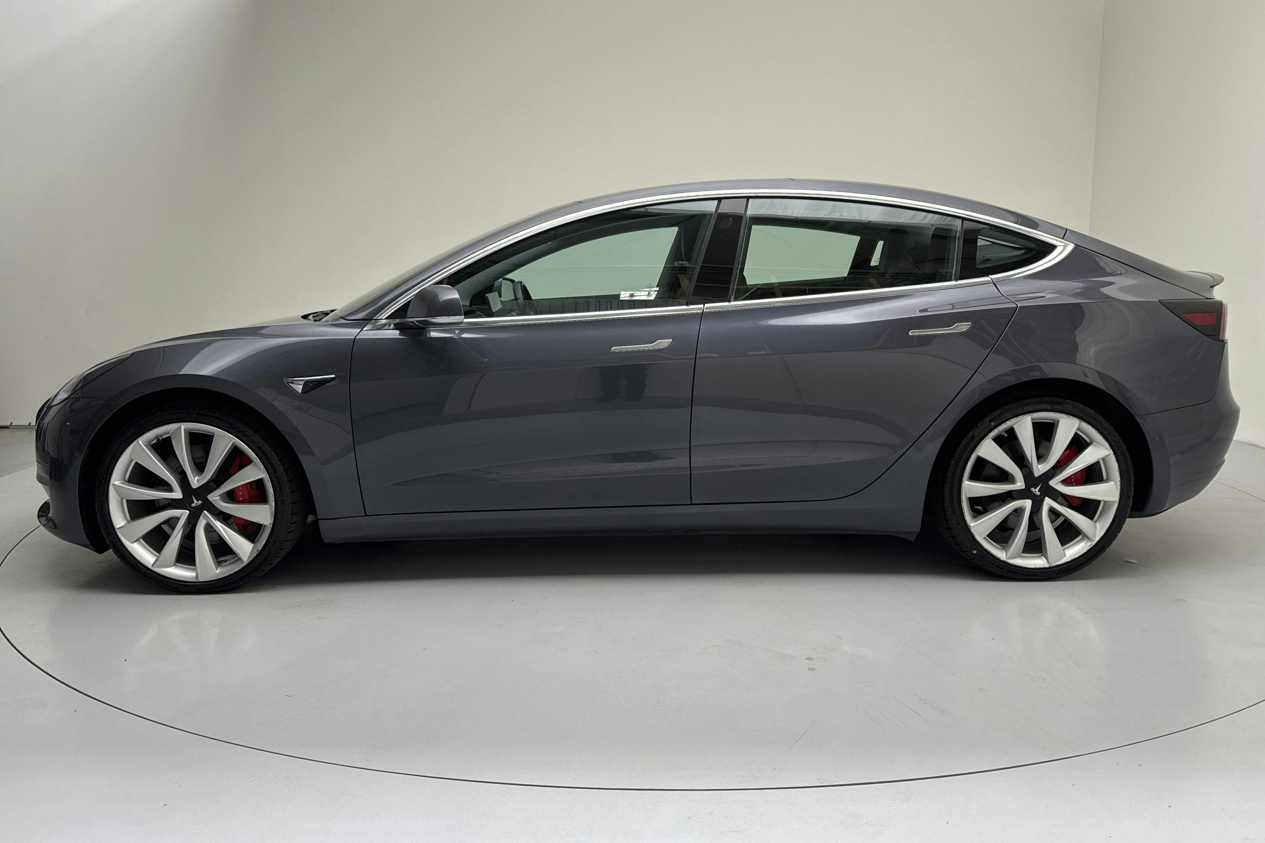 Presentationsfoto 2 av 18: Tesla Model 3 Performance AWD - 7 069 mil - Automat - grå - 2019