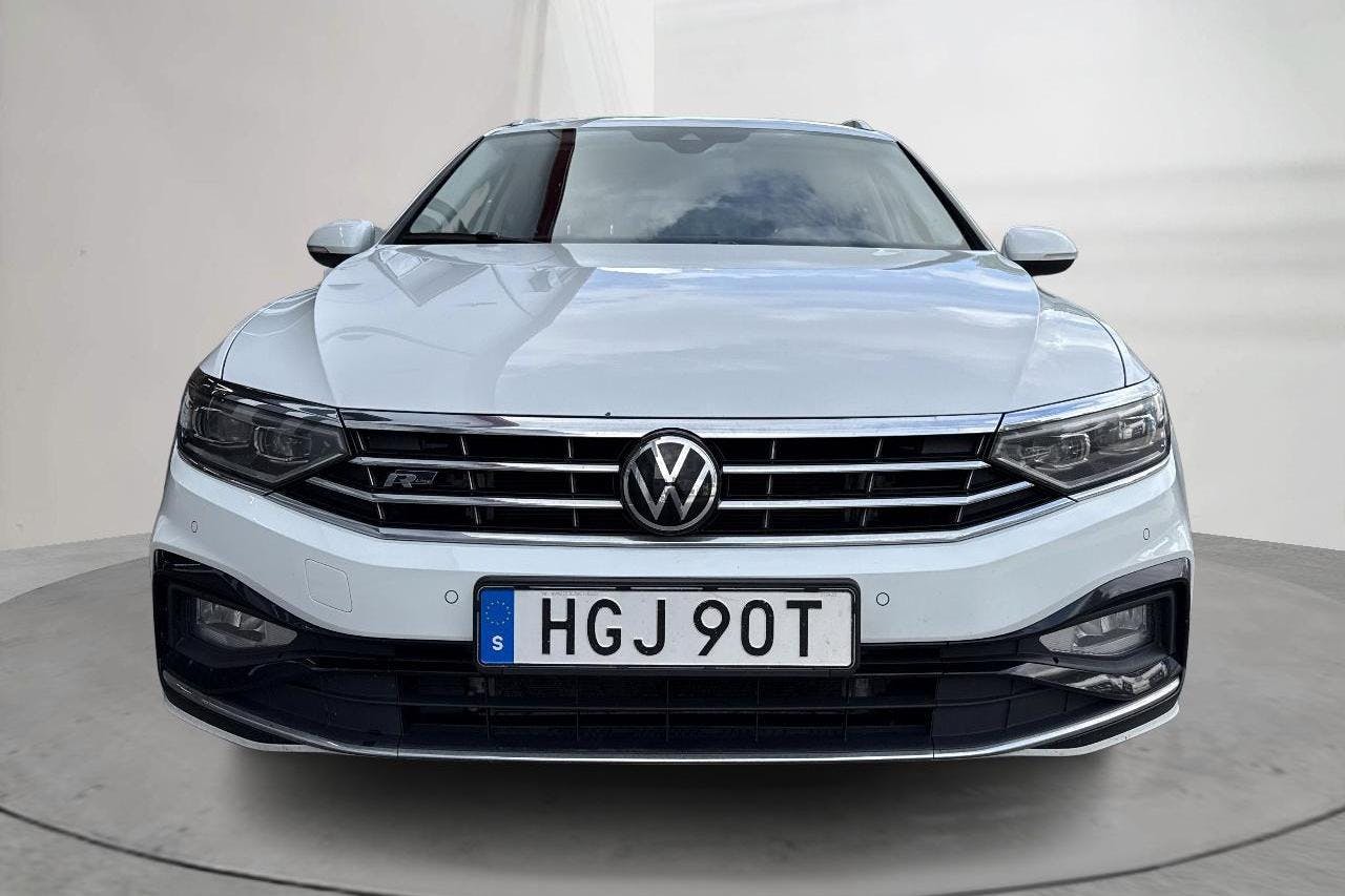 VW Passat 2.0 TDI Sportscombi (200hk) - 13 775 mil - Automat - vit - 2021