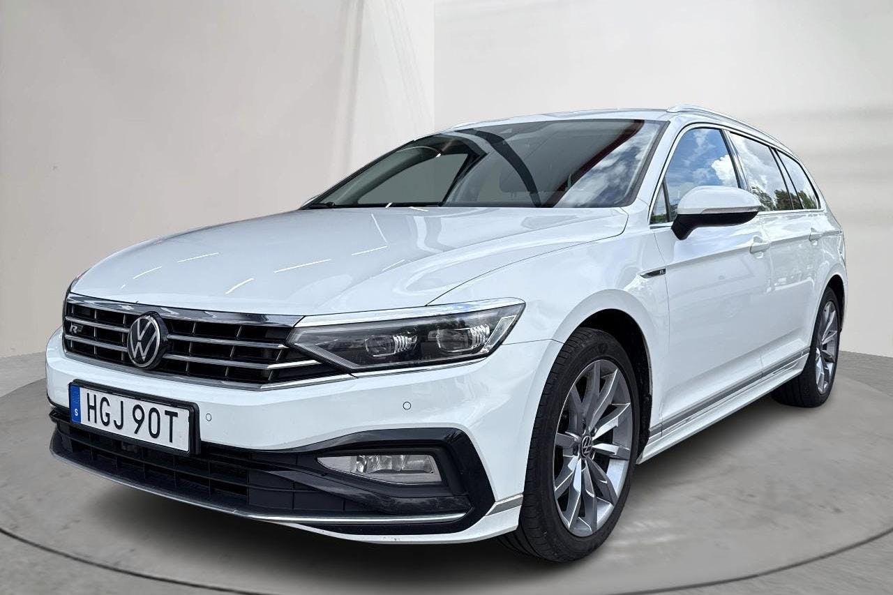 Presentationsfoto 1 av 18: VW Passat 2.0 TDI Sportscombi (200hk) - 13 775 mil - Automat - vit - 2021