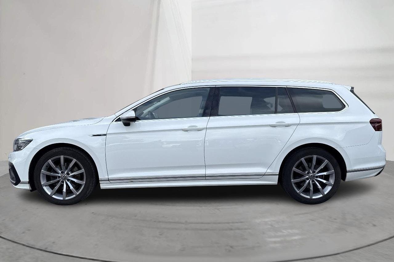 Presentationsfoto 2 av 18: VW Passat 2.0 TDI Sportscombi (200hk) - 13 775 mil - Automat - vit - 2021