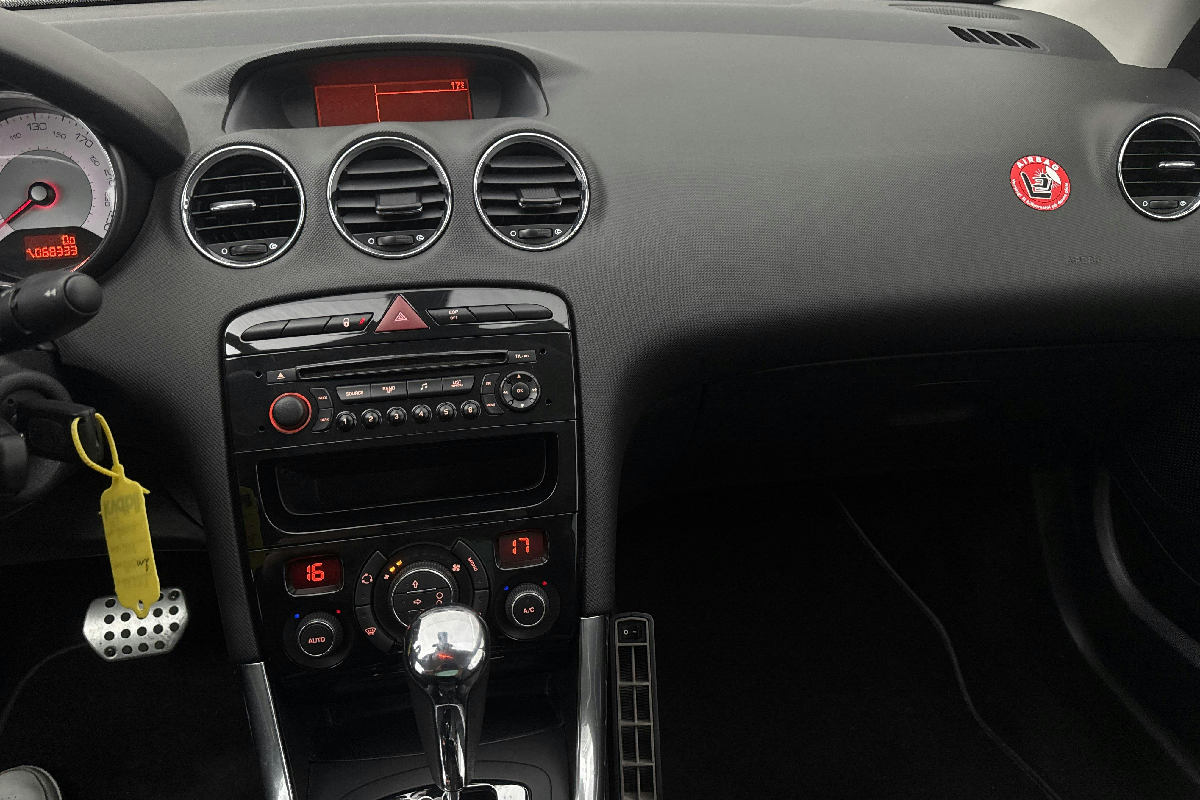 Presentationsfoto 20 av 20: Peugeot 308 CC 1.6 Turbo (156hk) - 6 833 mil - Automat - svart - 2010