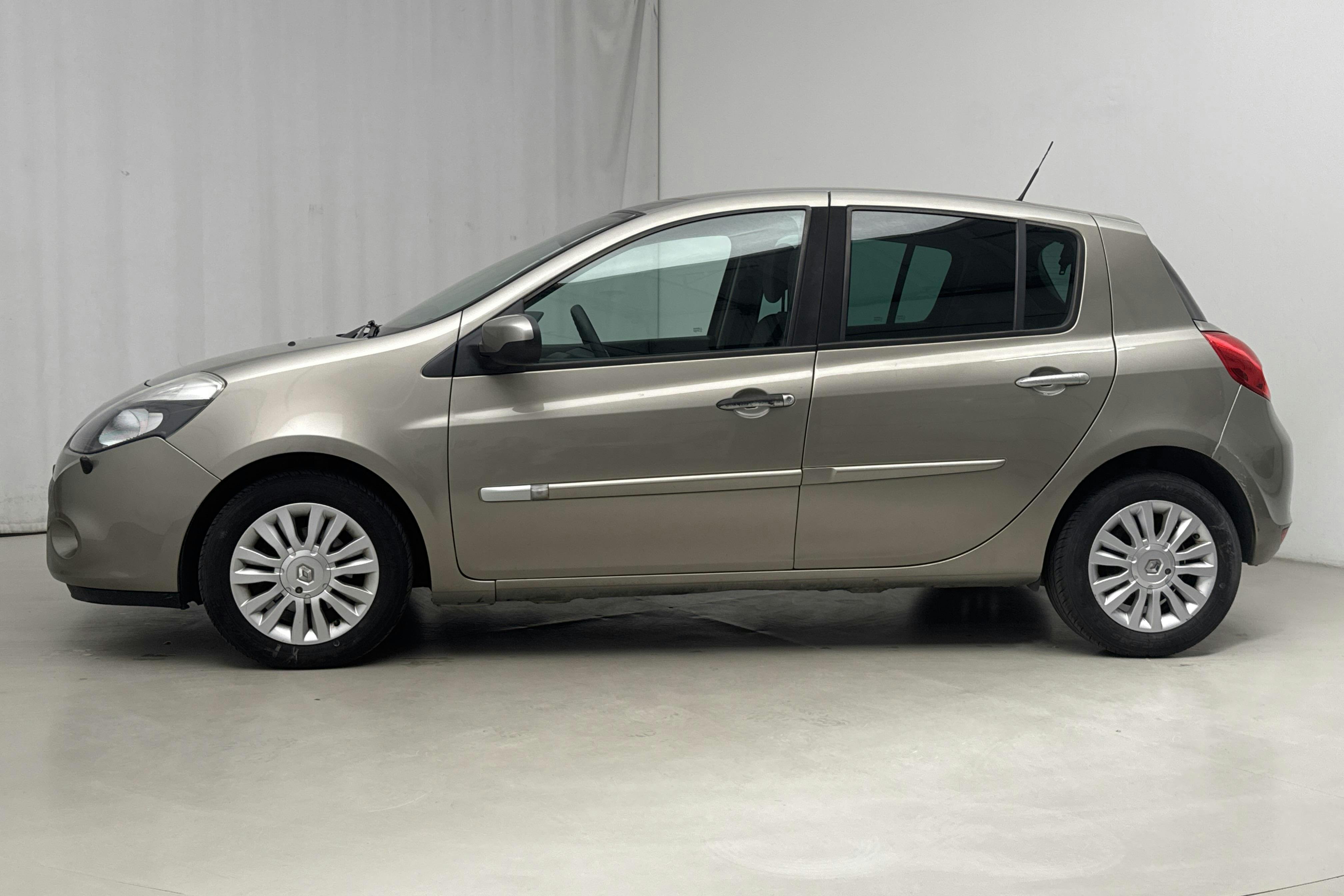 Esitlusfoto 2 aadressil 13: Renault Clio III 1.2 Flex Fuel 5dr (75hk) - 108 800 km - Käsitsi - Light Brown - 2010