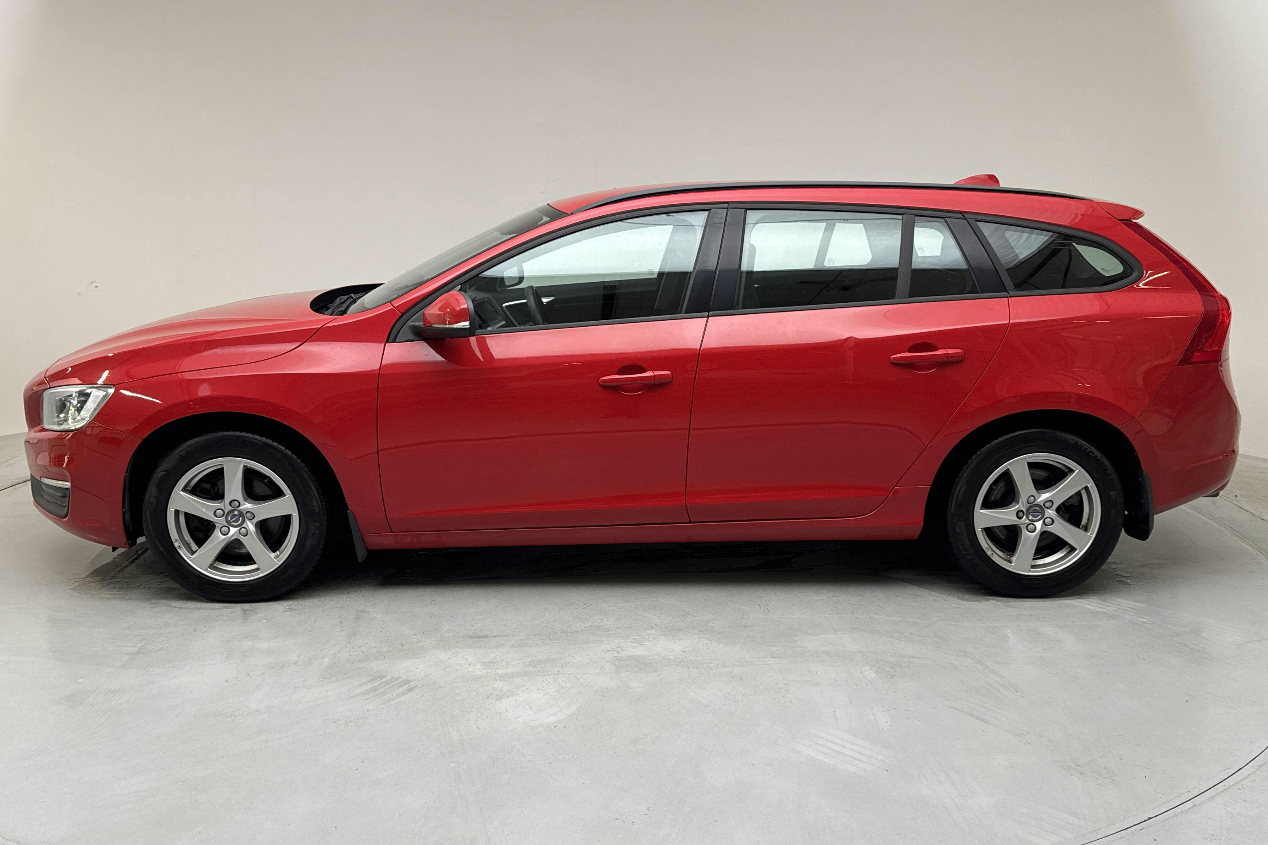 Esitlusfoto 2 aadressil 12: Volvo V60 T3 (152hk) - 56 020 km - Automaatne - punane - 2018