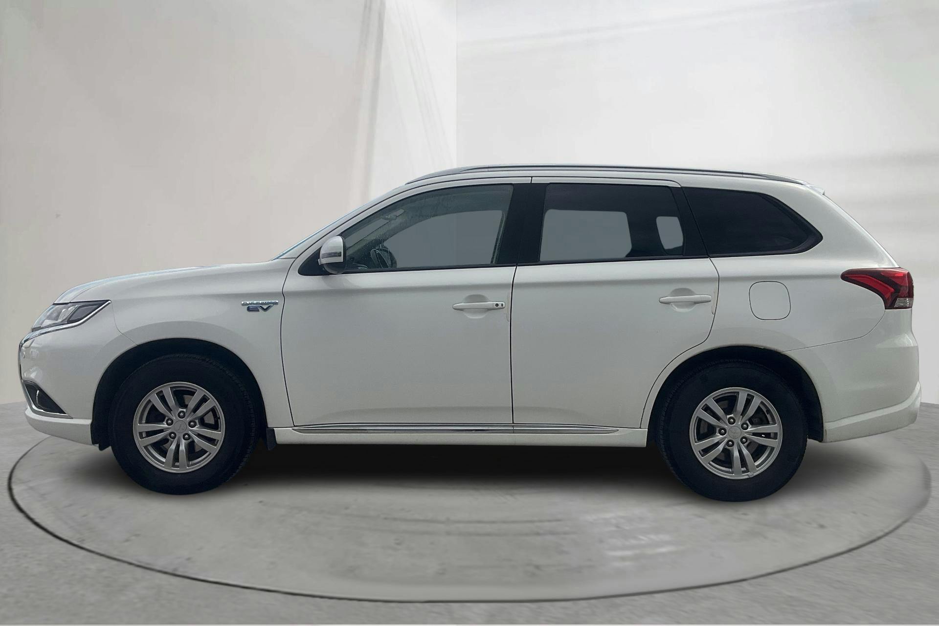 Presentationsfoto 2 av 21: Mitsubishi Outlander 2.0 Plug-in Hybrid 4WD (121hk) - 14 050 mil - Automat - vit - 2018