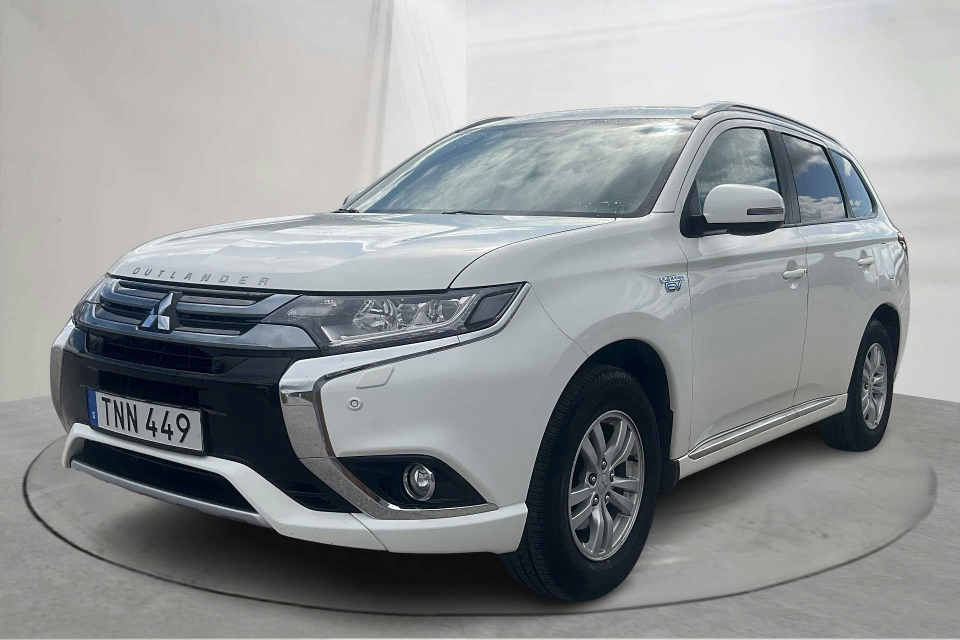 Mitsubishi Outlander 2.0 Plug-in Hybrid 4WD (121hk) - 140 500 km - Automatic - white - 2018