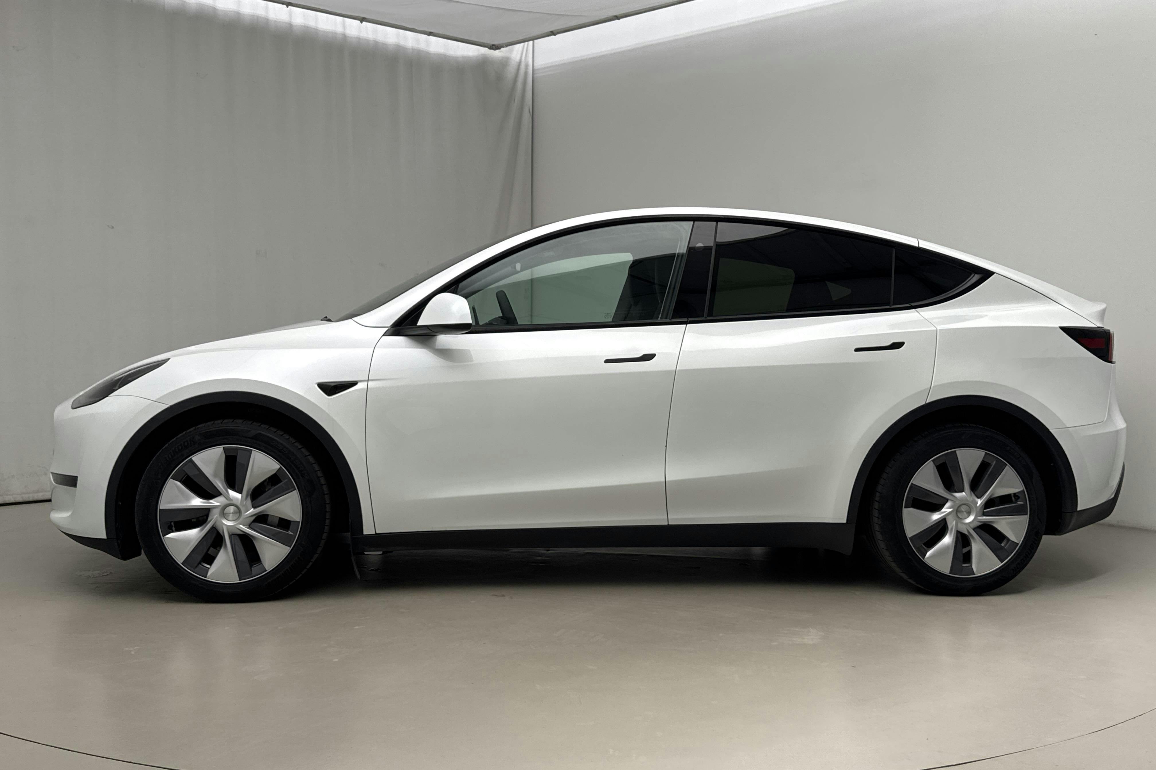 Presentationsfoto 2 av 20: Tesla Model Y Long Range Dual Motor AWD - 8 709 mil - Automat - vit - 2024