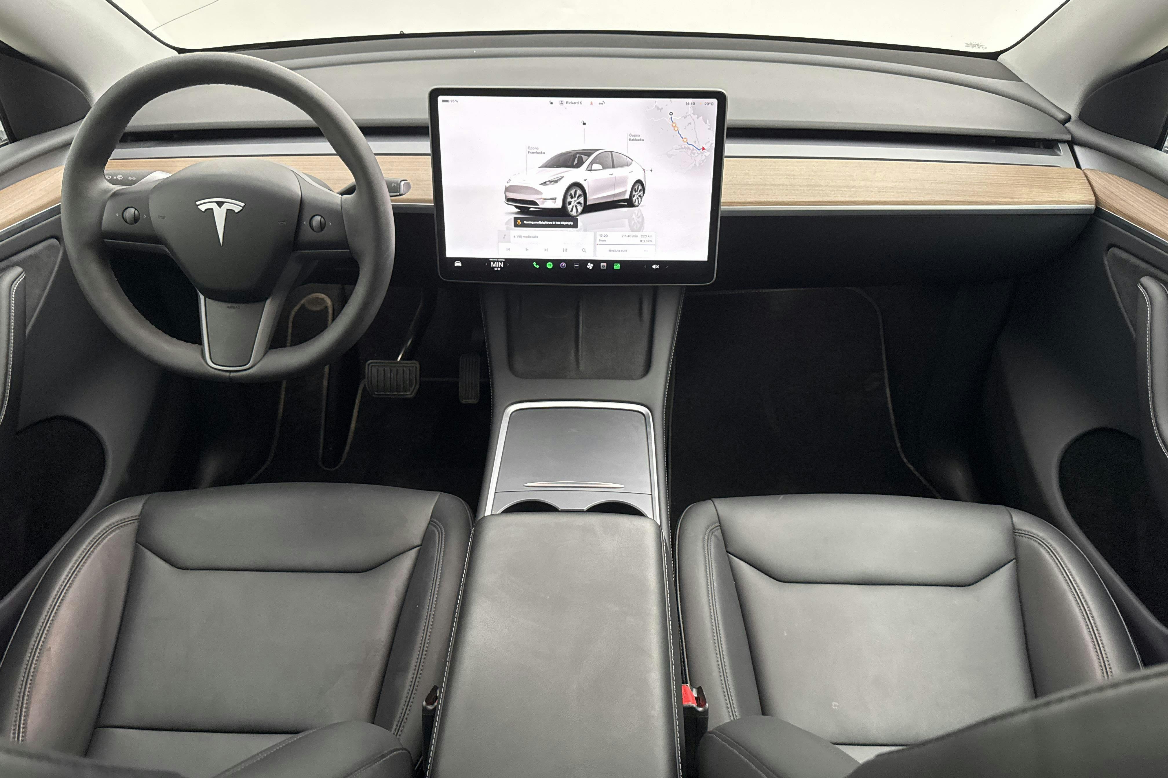 Tesla Model Y Long Range Dual Motor AWD - 8 709 mil - Automat - vit - 2024