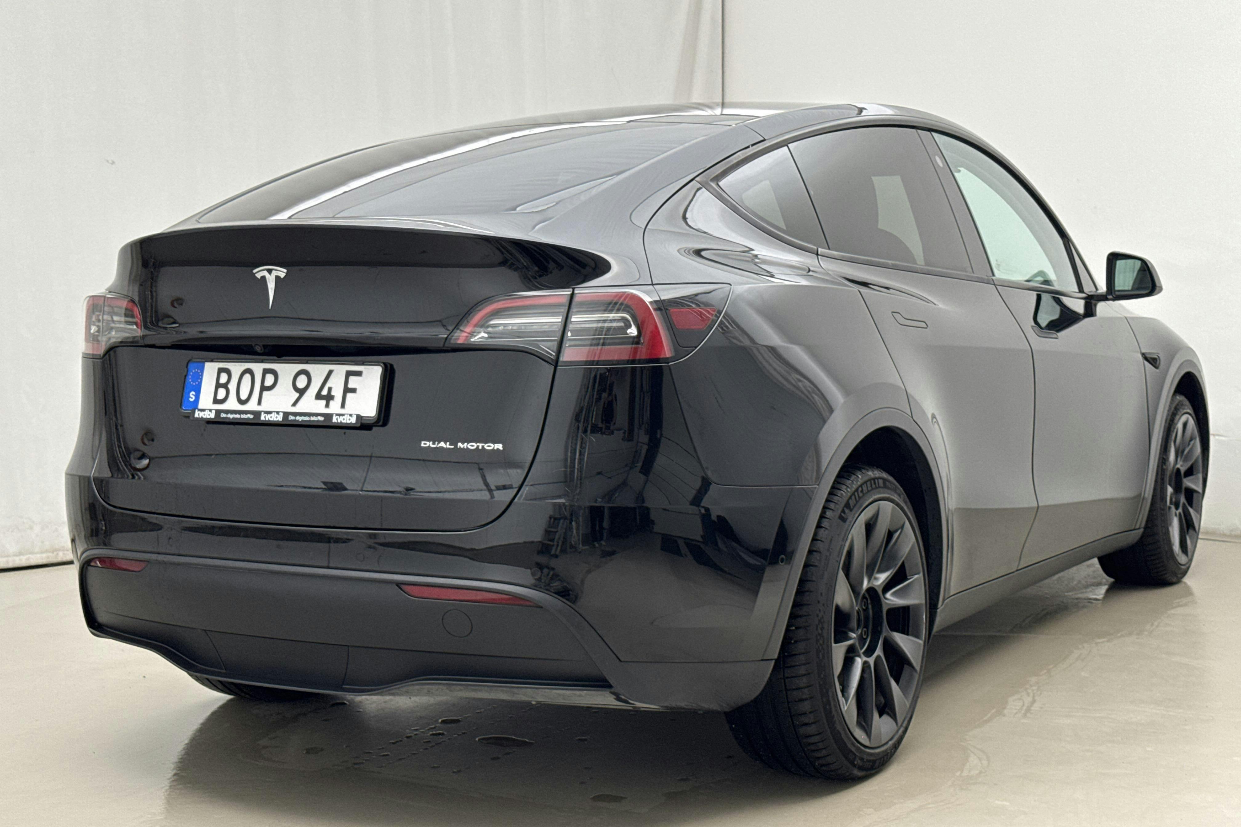 Tesla Model Y Long Range Dual Motor AWD - 7 714 mil - Manuell - svart - 2022