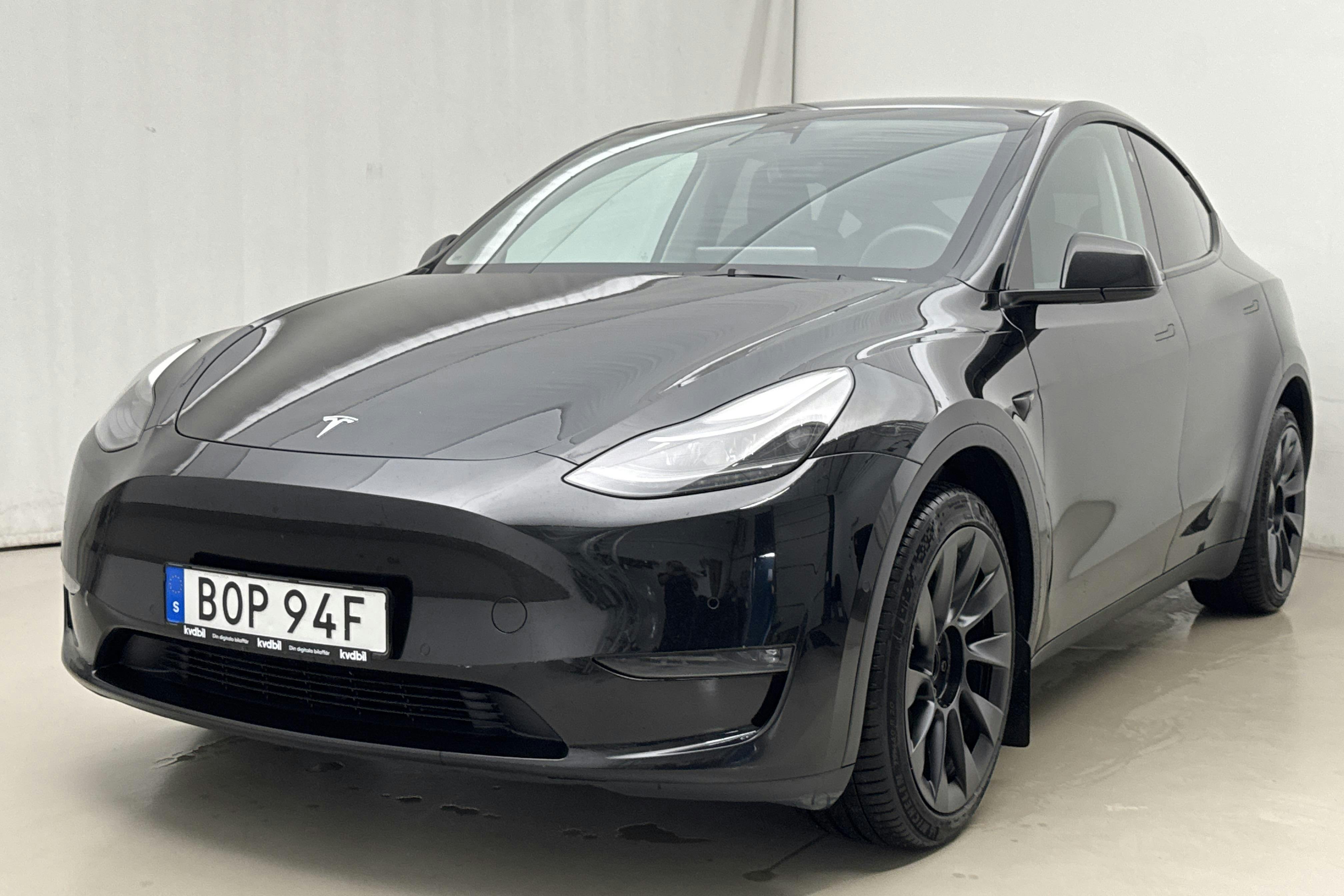Presentationsfoto 1 av 19: Tesla Model Y Long Range Dual Motor AWD - 7 714 mil - Manuell - svart - 2022