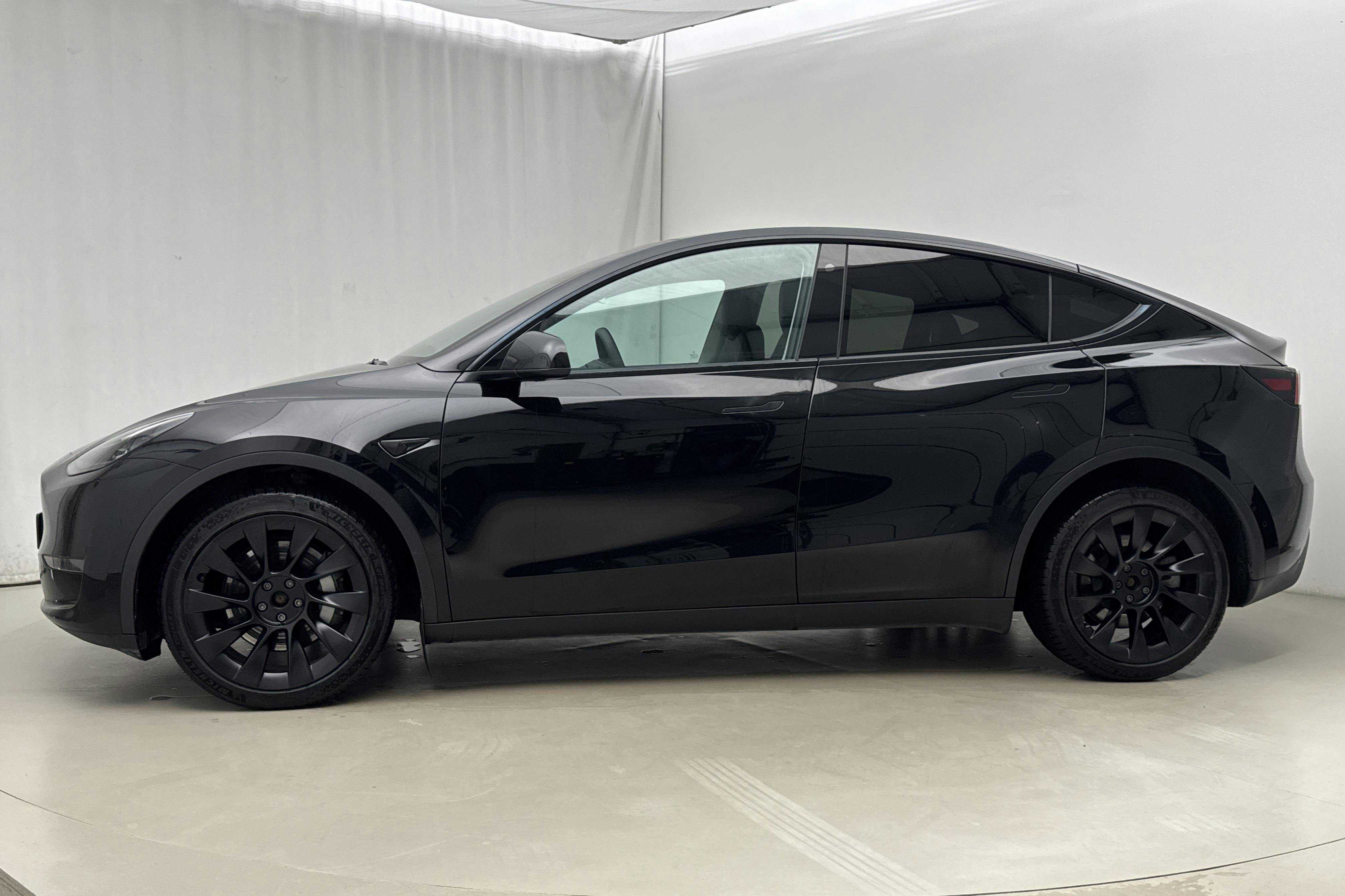 Presentationsfoto 2 av 19: Tesla Model Y Long Range Dual Motor AWD - 7 714 mil - Manuell - svart - 2022