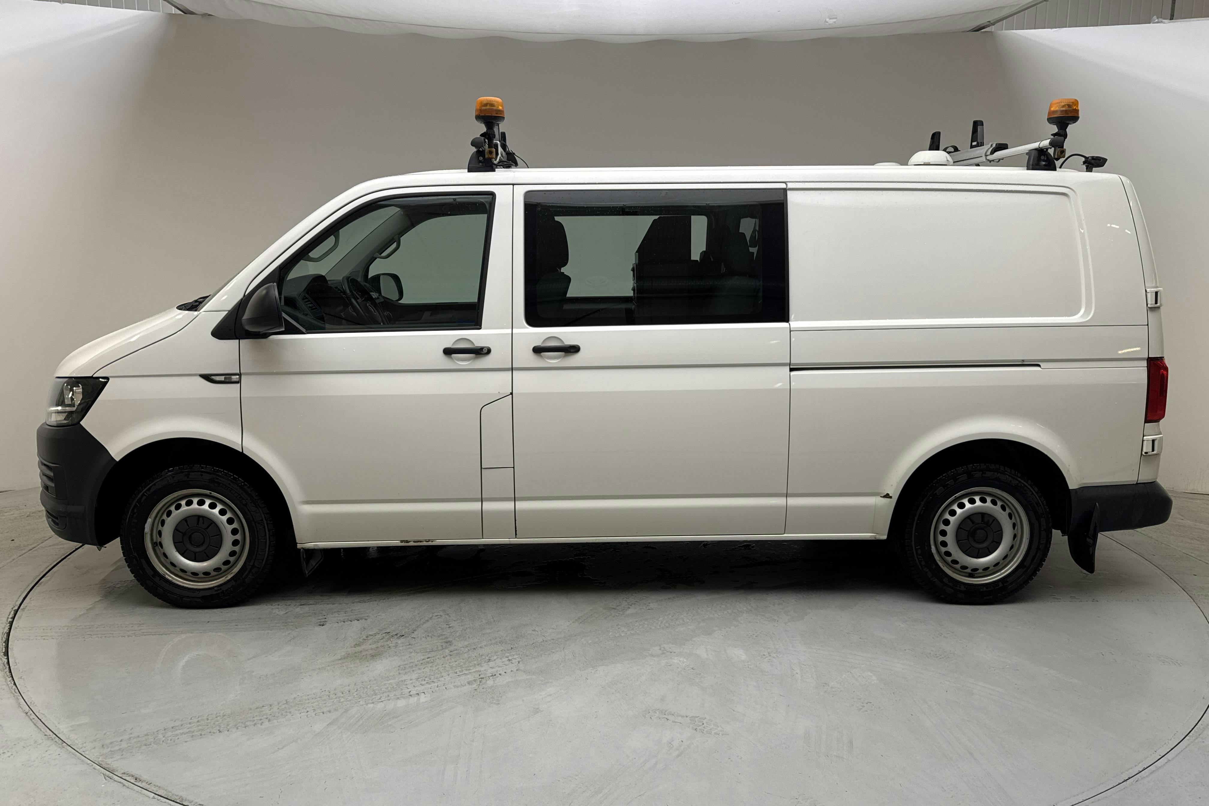 Presentationsfoto 2 av 14: VW Transporter Kombi T6 2.0 TDI BMT  4MOTION (150hk) - 22 314 mil - Manuell - vit - 2018