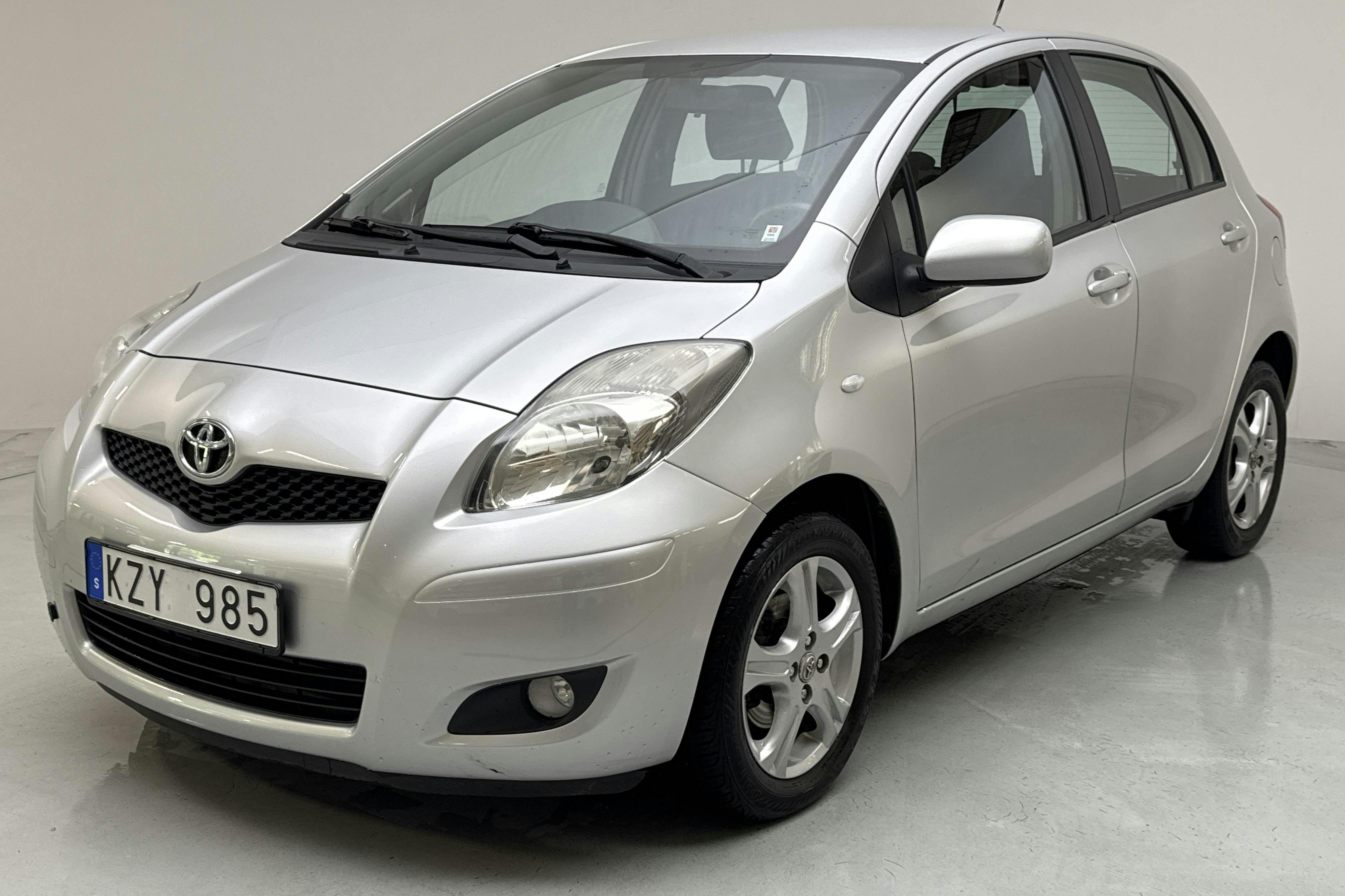 Toyota Yaris 1.33 5dr (100hk) - 8 786 mil - Manuell - silver - 2010
