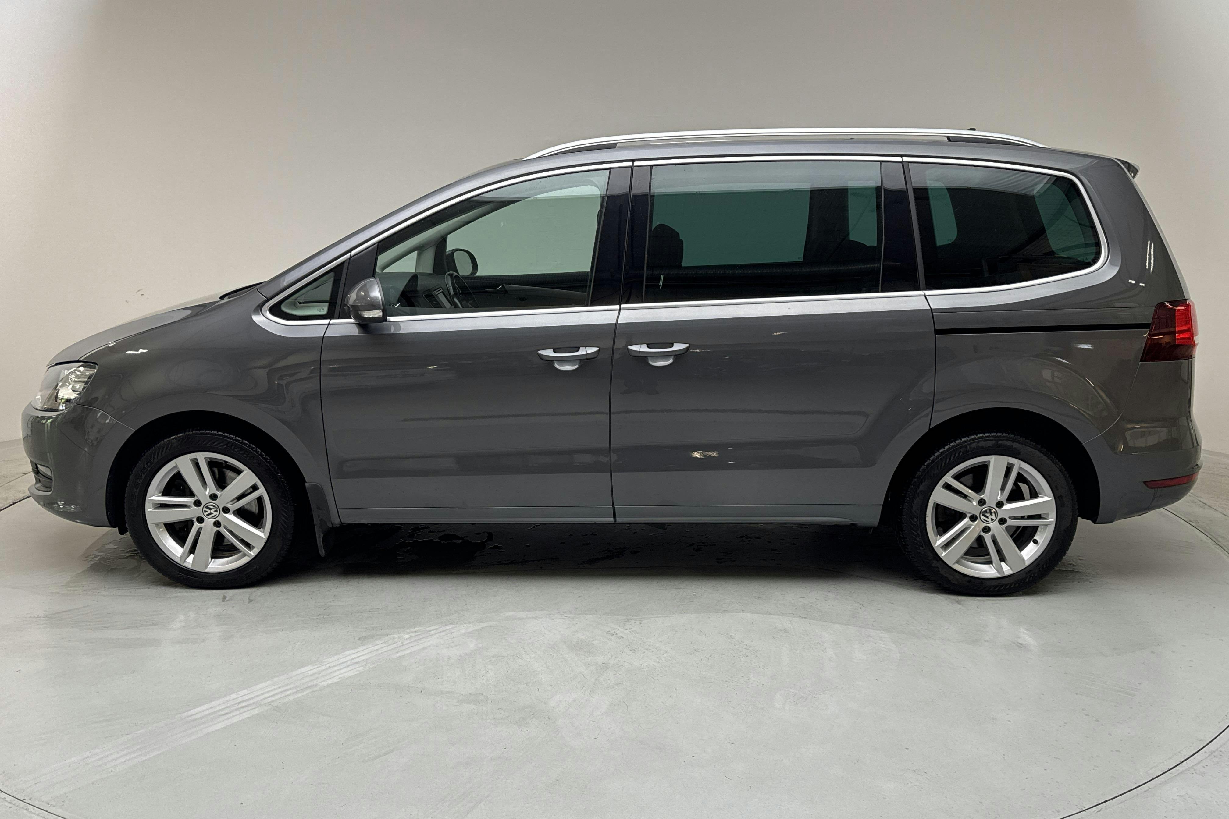 Presentationsfoto 2 av 20: VW Sharan 2.0 TDI (150hk) - 11 823 mil - Automat - Dark Grey - 2020