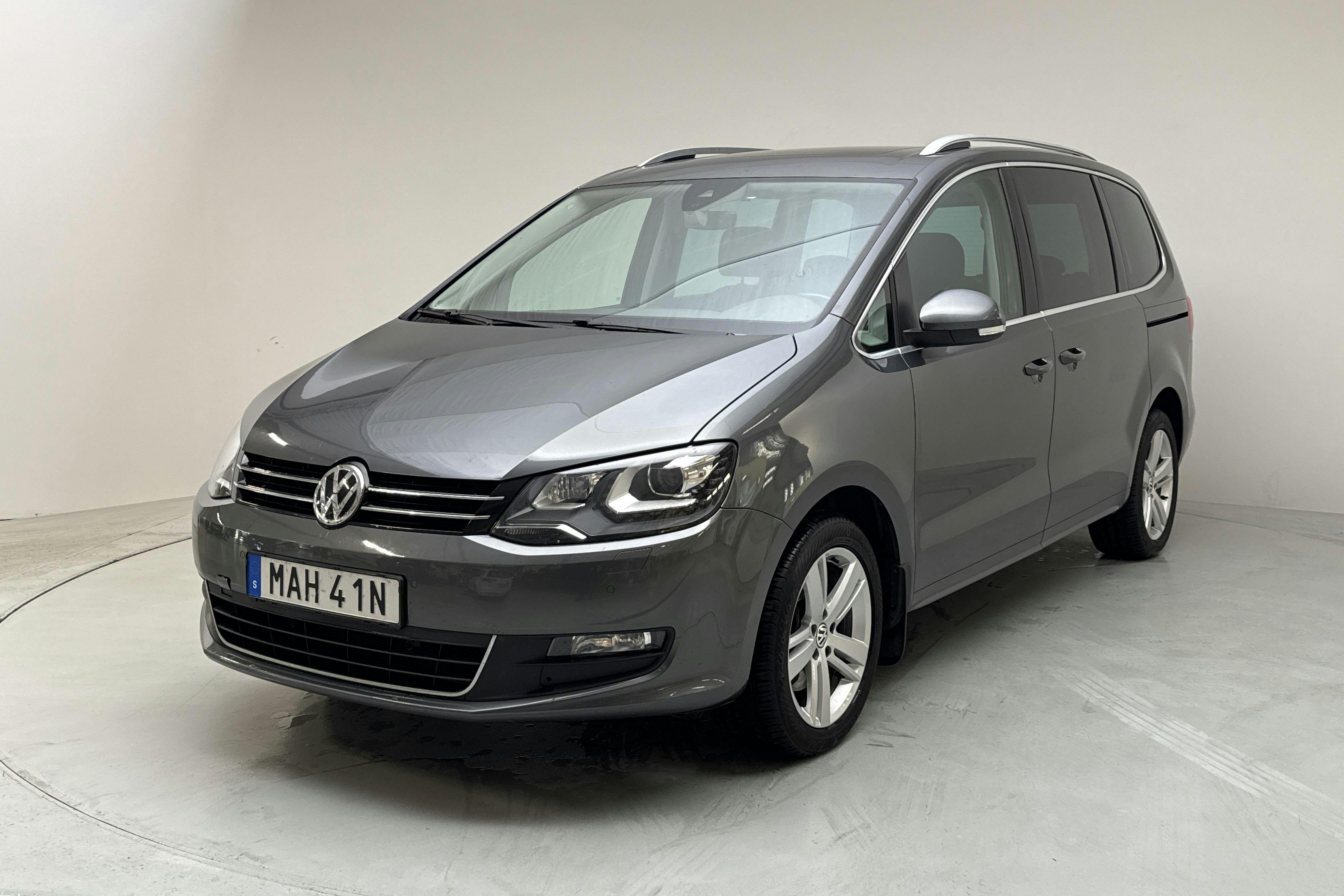 Presentationsfoto 1 av 20: VW Sharan 2.0 TDI (150hk) - 11 823 mil - Automat - Dark Grey - 2020