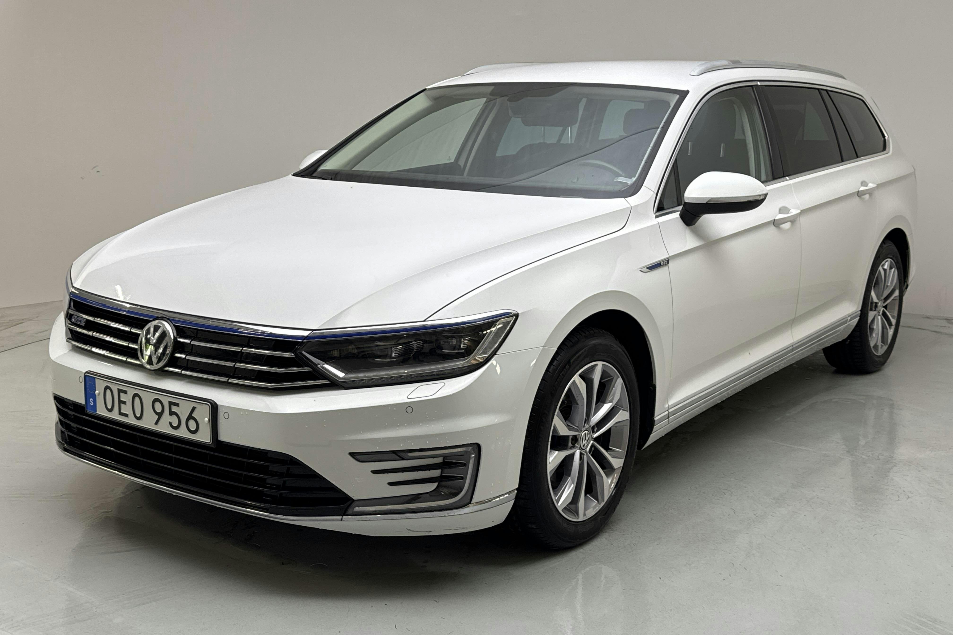 VW Passat 1.4 Plug-in-Hybrid Sportscombi (218hk) - 13 450 mil - Automat - vit - 2017