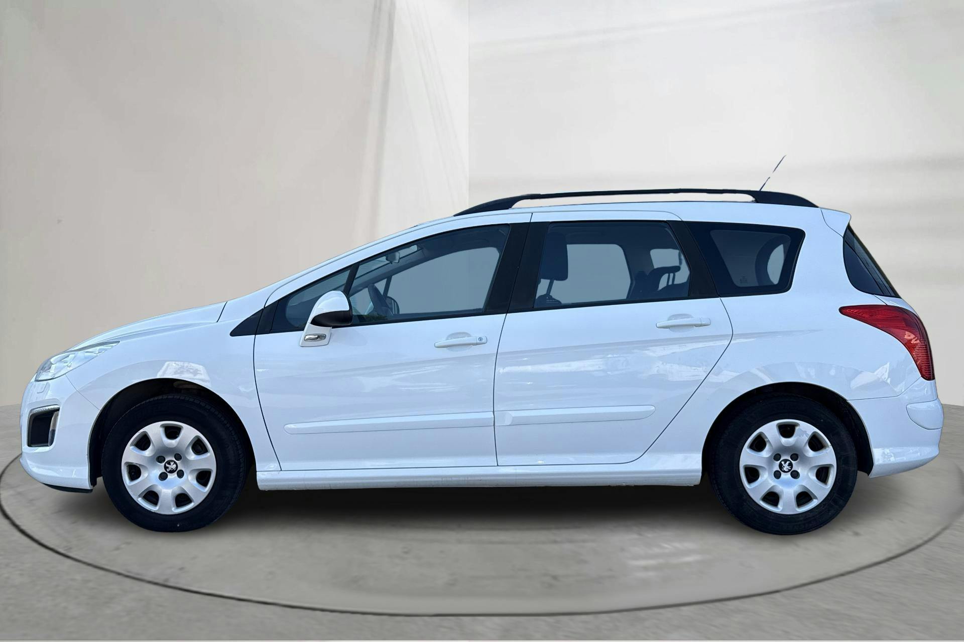 Presentationsfoto 2 av 12: Peugeot 308 SW 1.6 VTi (120hk) - 14 382 mil - Manuell - vit - 2013