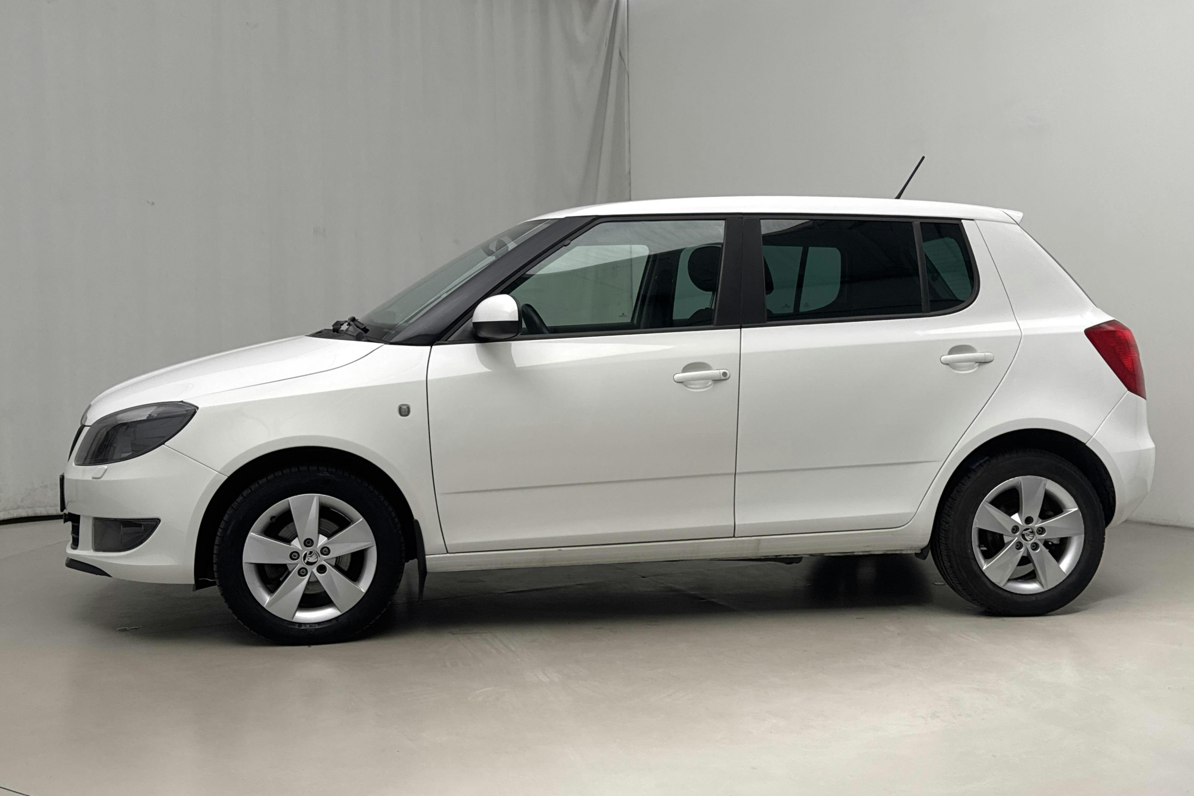 Esitlusfoto 2 aadressil 15: Skoda Fabia 1.2 TSI (86hk) - 53 220 km - Käsitsi - valge - 2014