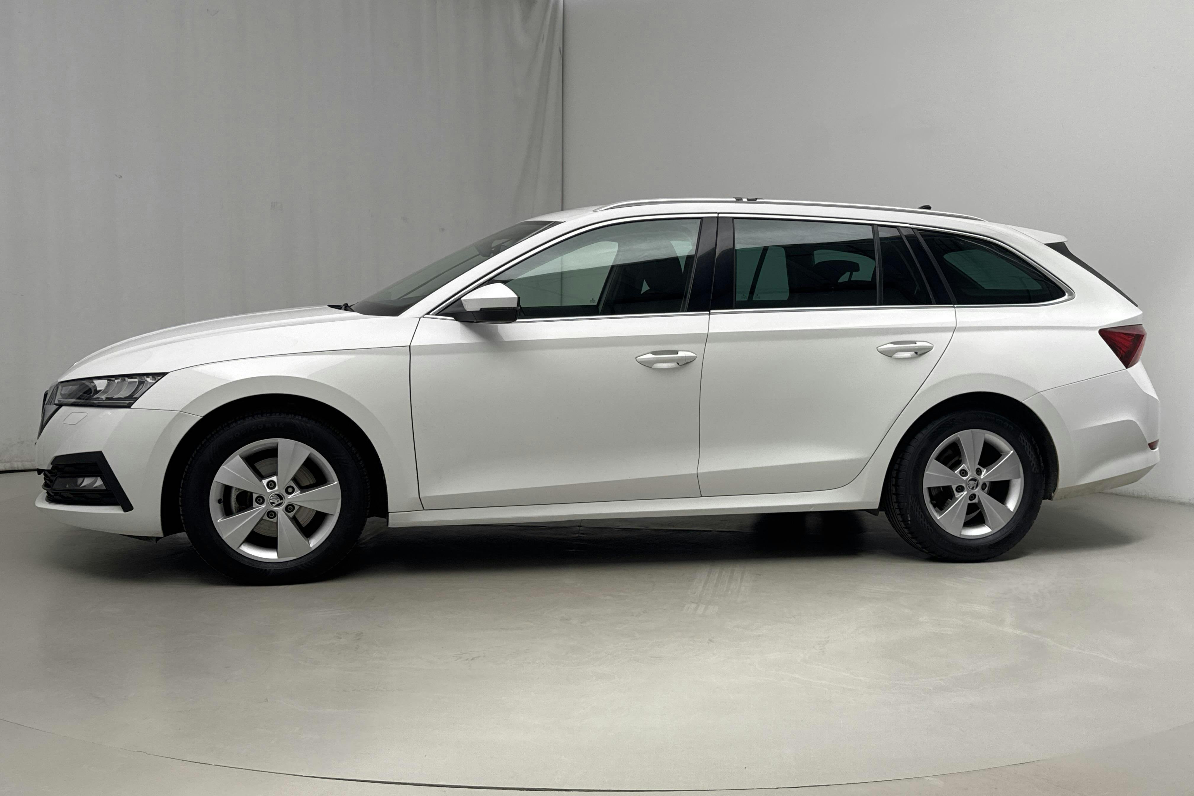 Presentationsfoto 2 av 15: Skoda Octavia G-TEC 1.5 TSI Combi (130hk) - 12 257 mil - Automat - vit - 2021