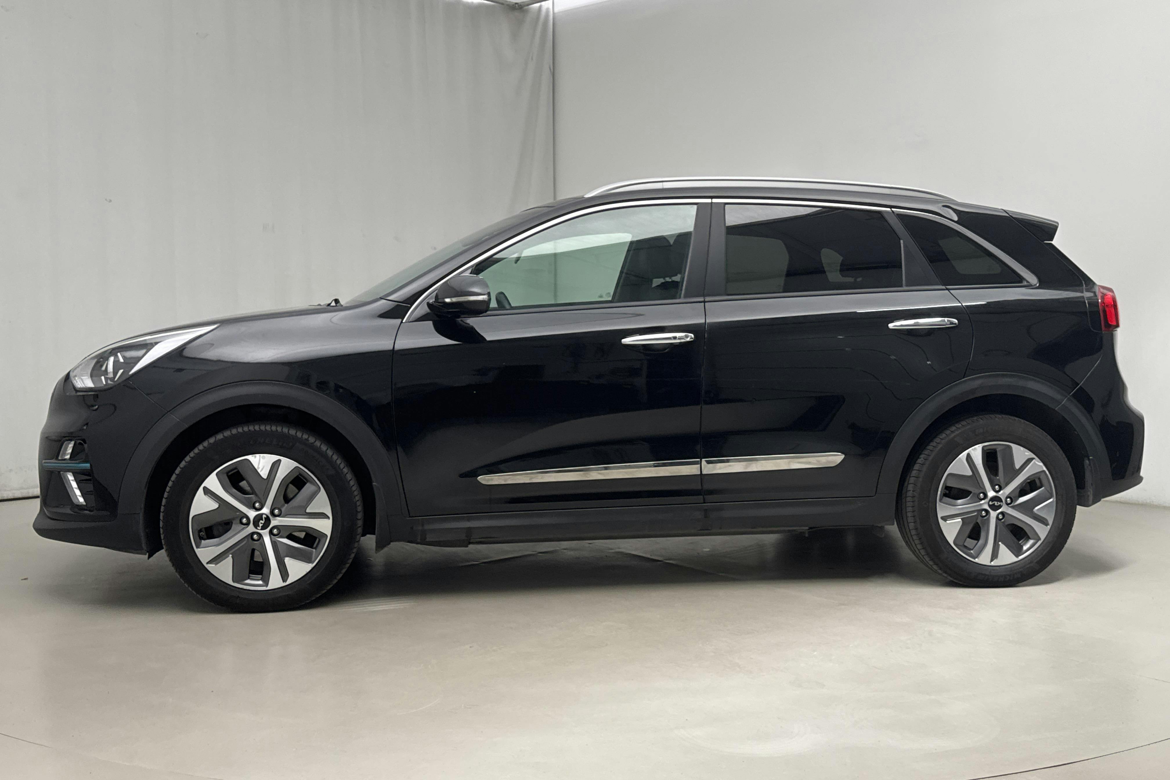 Presentation photo 2 of 19: KIA e-Niro 64 kWh (204hk) - 121 010 km - Automatic - black - 2022