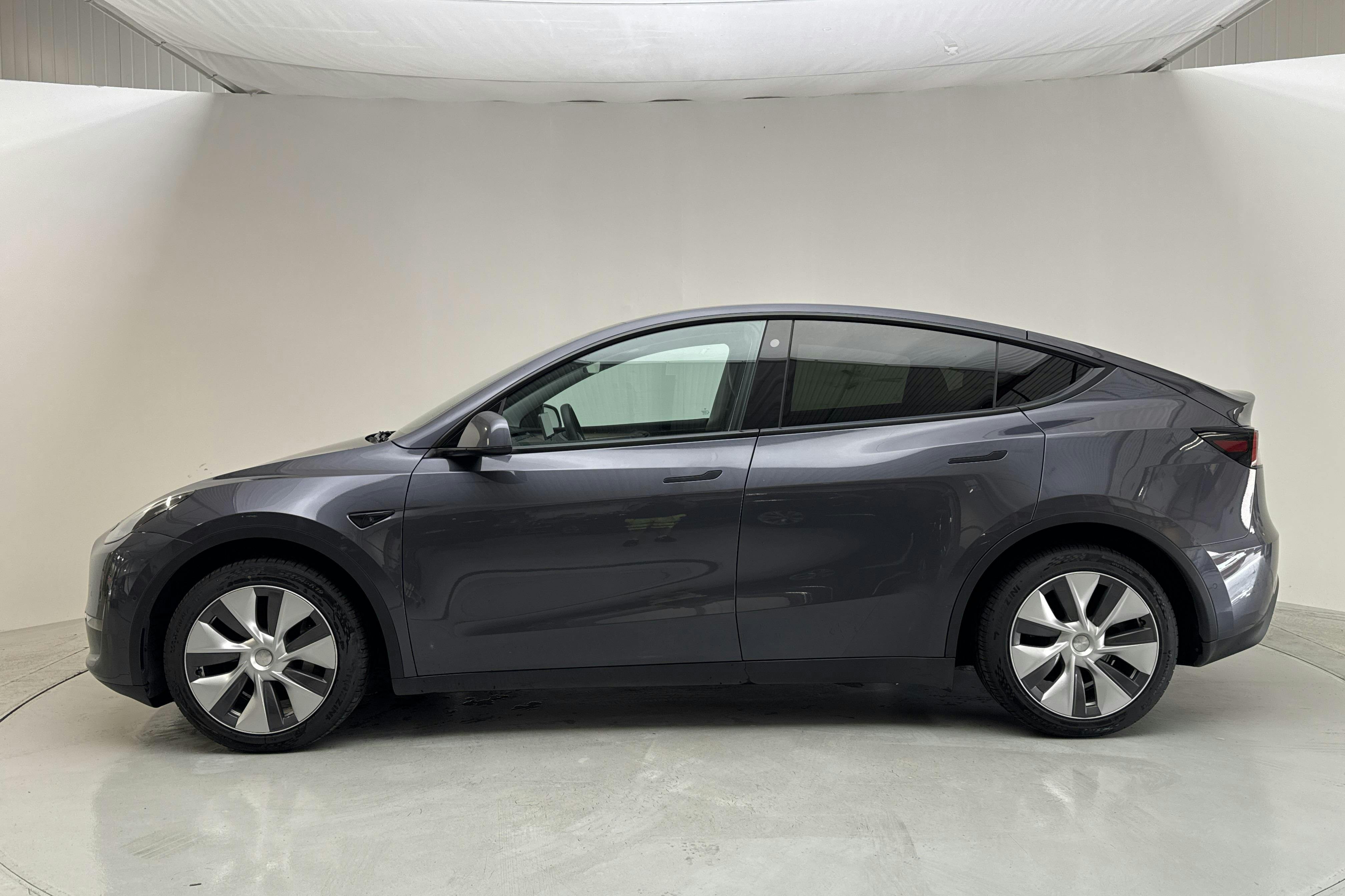 Presentationsfoto 2 av 19: Tesla Model Y Long Range Dual Motor AWD - 14 461 mil - Automat - grå - 2022