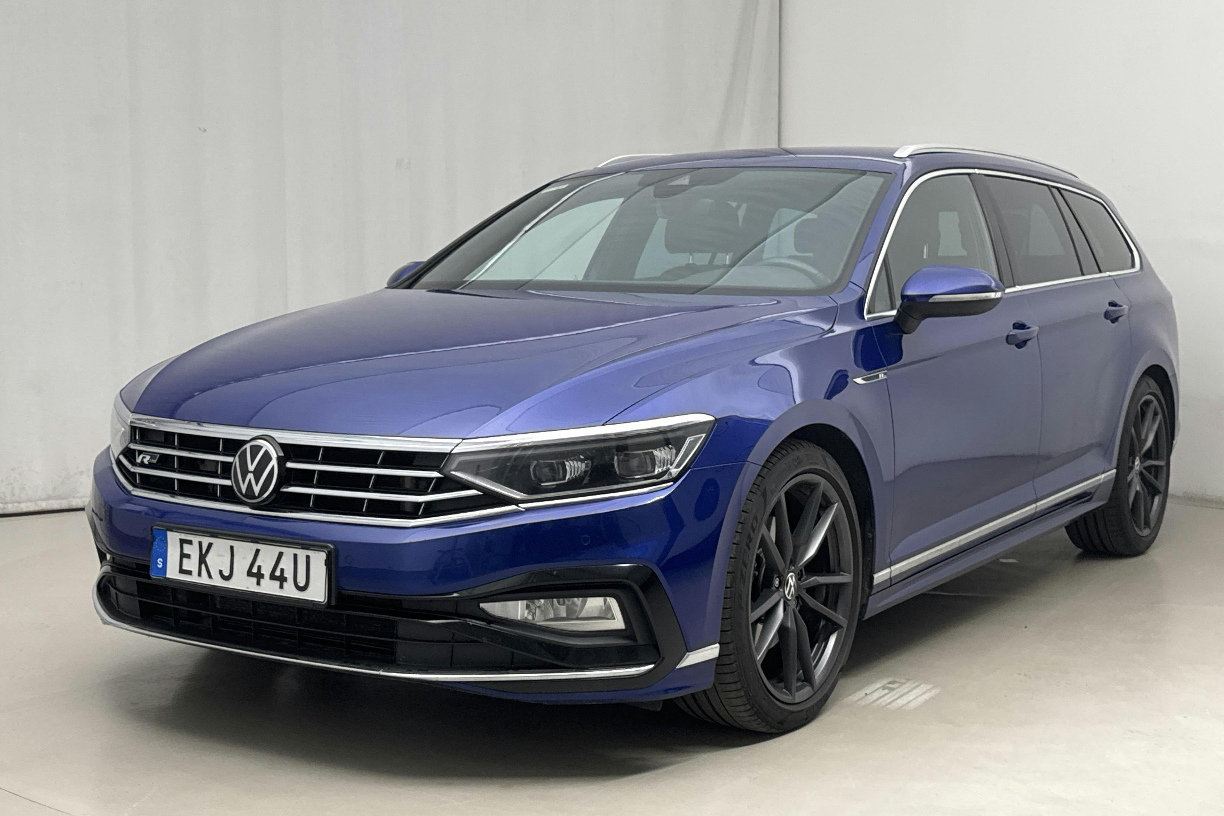 Presentation photo 1 of 18: VW Passat 2.0 TDI Sportscombi 4Motion (200hk) - 95 360 km - Automatic - blue - 2021