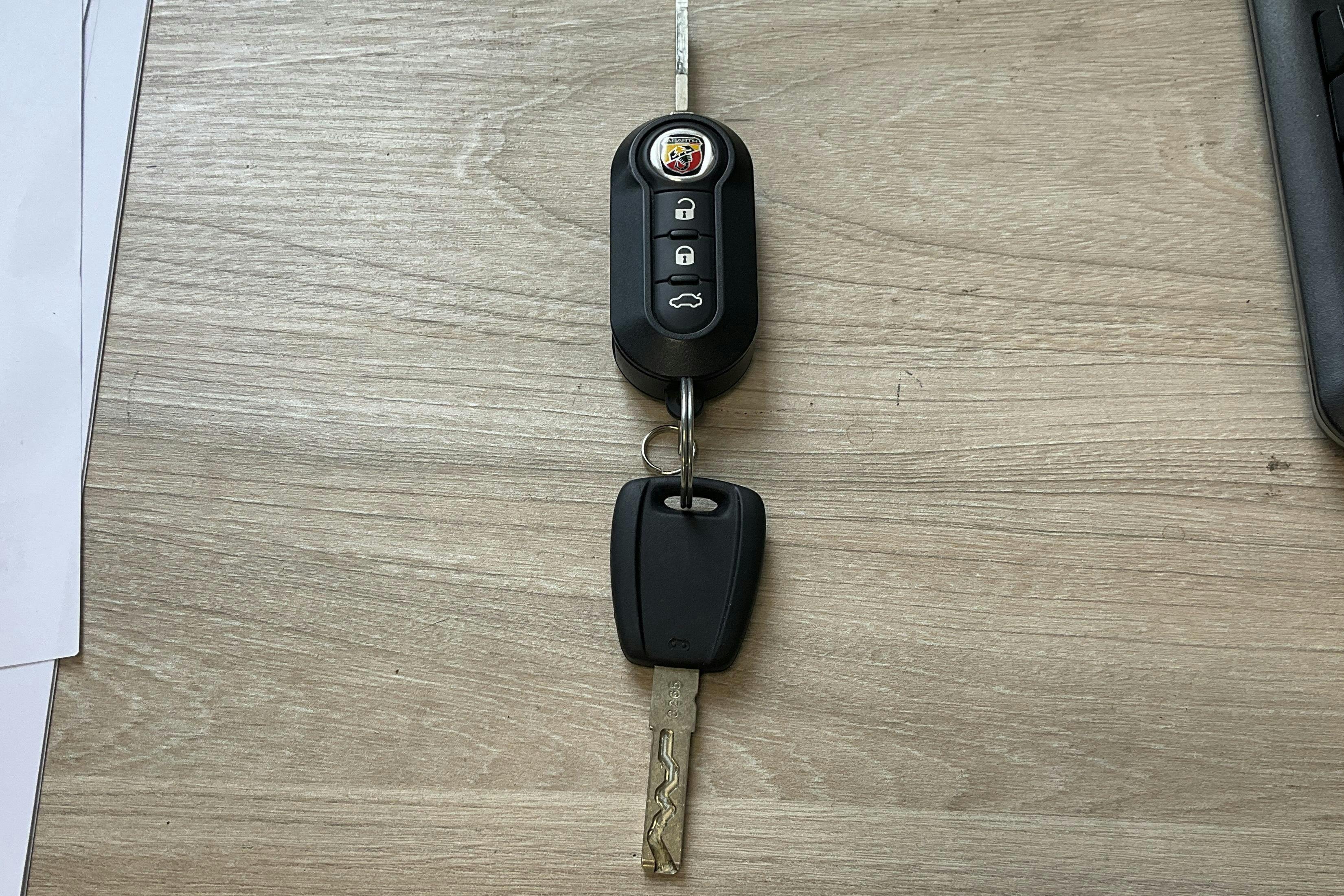 Esitlusfoto 16 aadressil 16: Fiat Abarth 595 (180hk) - 35 110 km - Käsitsi - hall - 2022