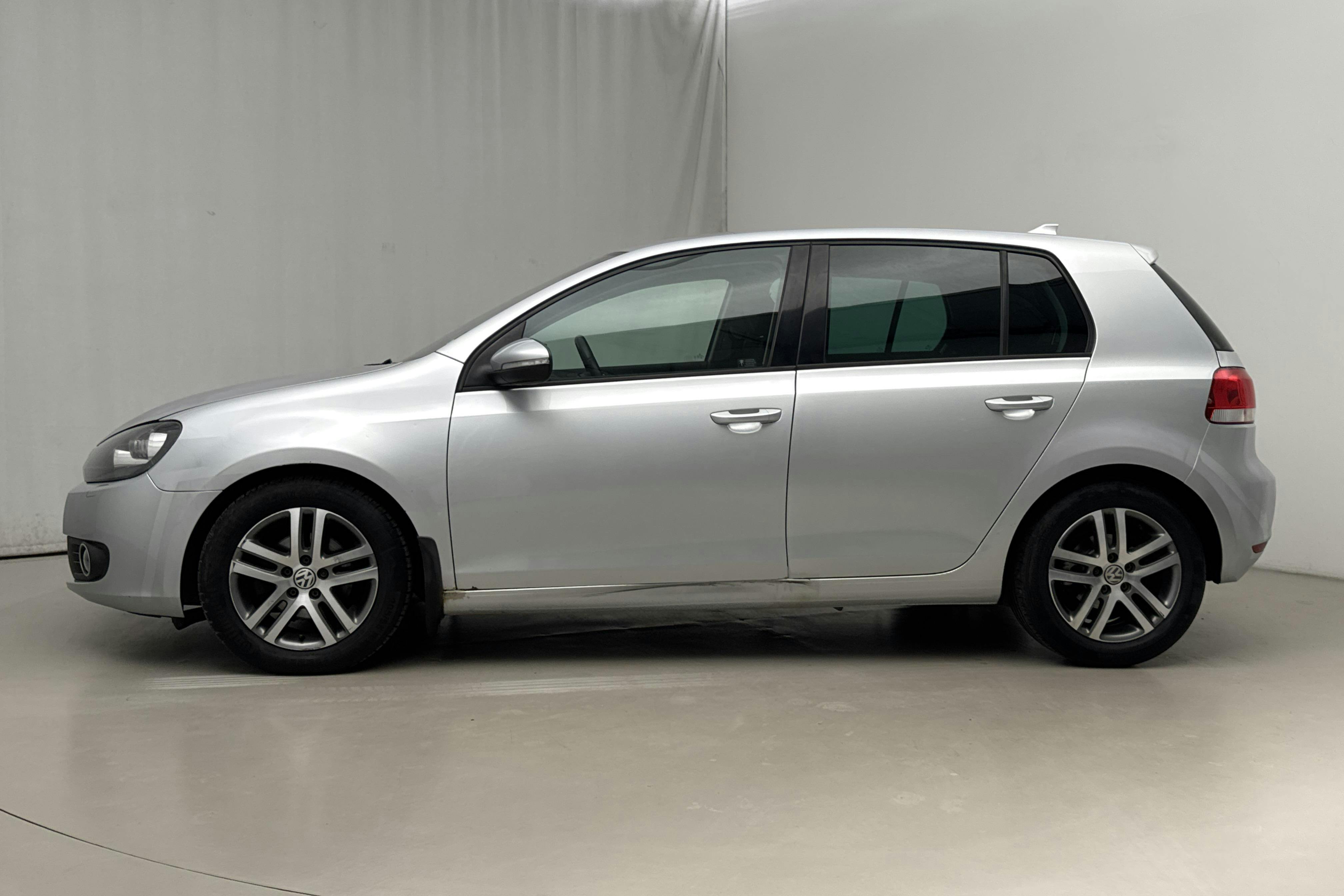 Presentationsfoto 2 av 13: VW Golf VI 1.6 TDI BlueMotion Technology 5dr (105hk) - 17 885 mil - Manuell - silver - 2011