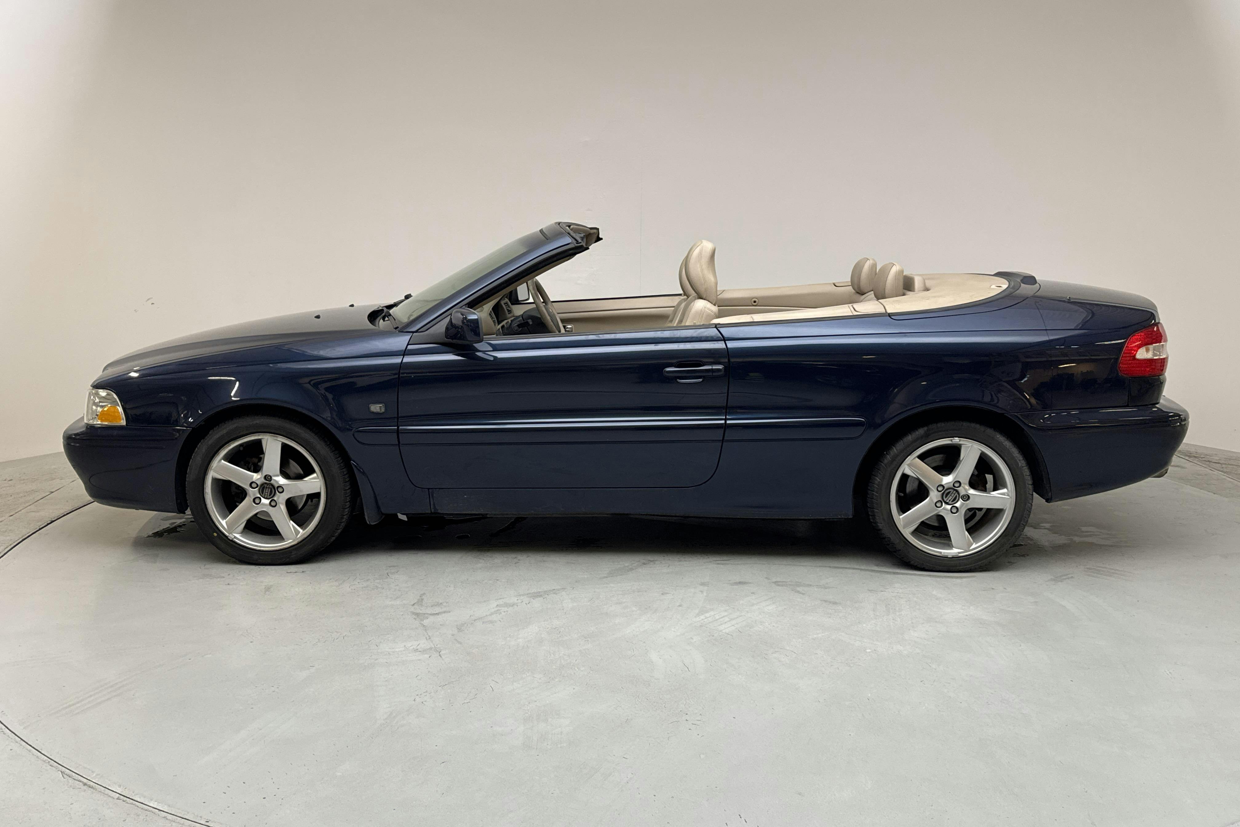 Presentationsfoto 2 av 16: Volvo C70 2.4T Cabriolet (200hk) - 17 679 mil - Automat - blå - 2004