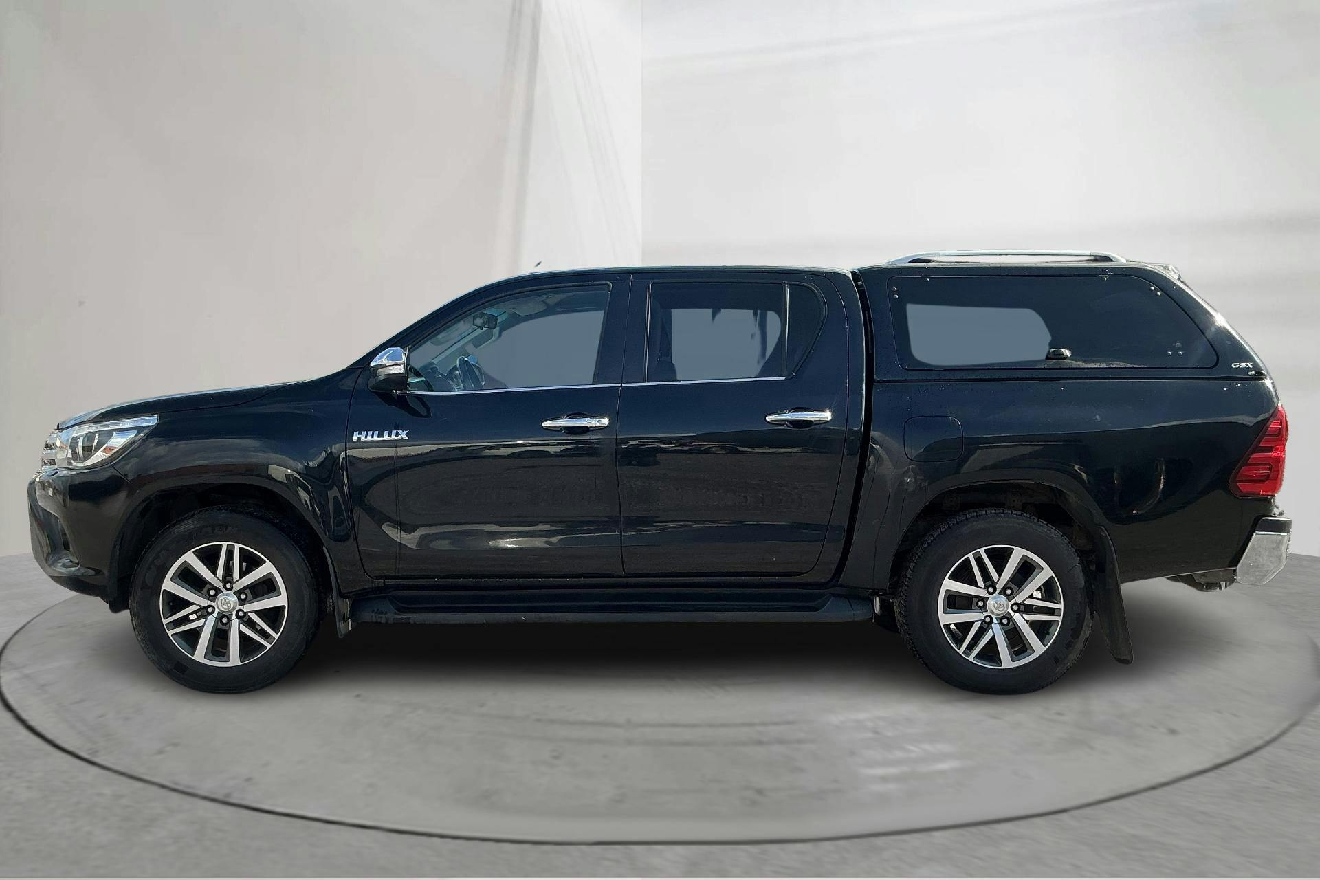 Presentationsfoto 2 av 16: Toyota Hilux 2.4 D 4WD (150hk) - 15 708 mil - Automat - svart - 2017