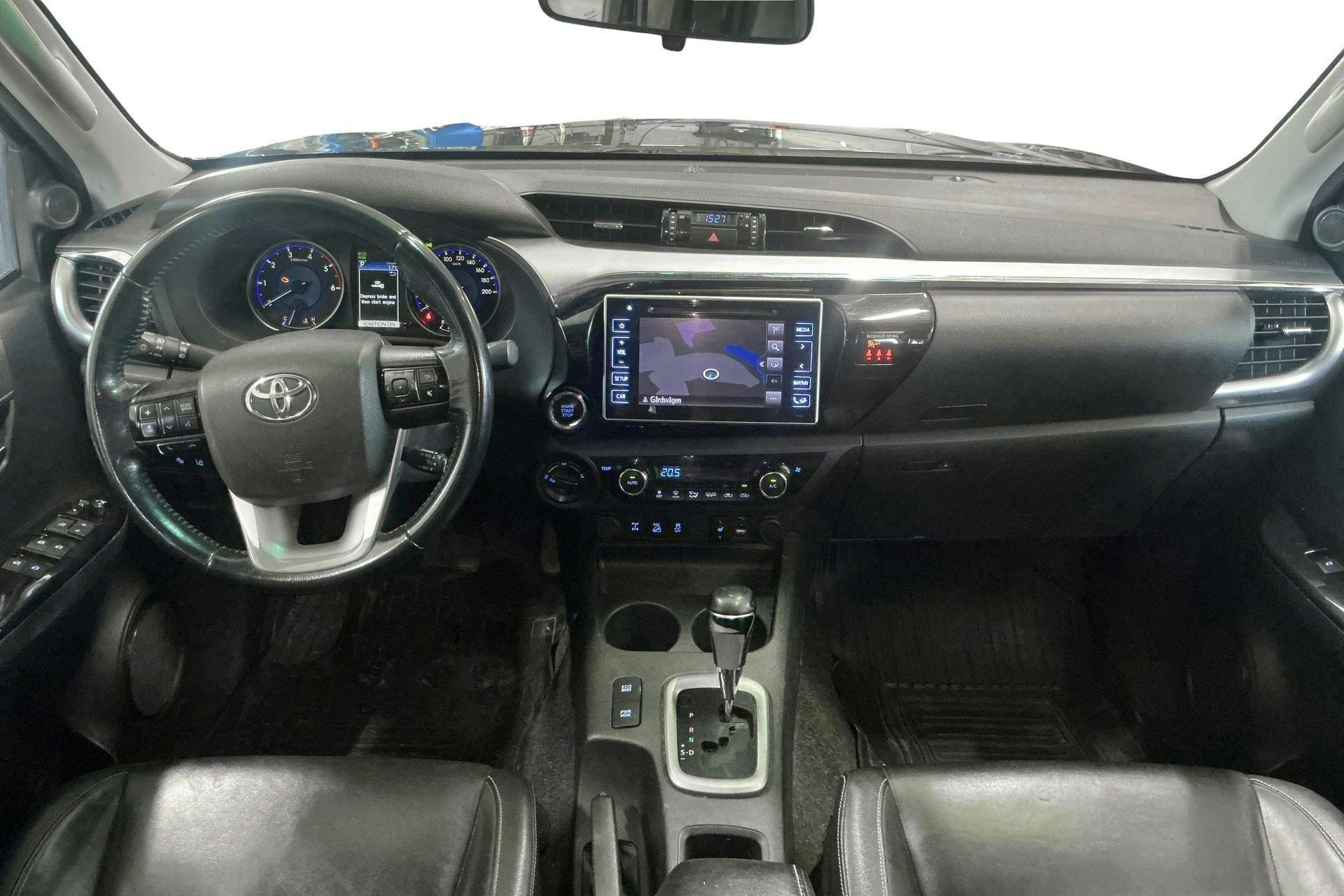 Toyota Hilux 2.4 D 4WD (150hk) - 15 708 mil - Automat - svart - 2017