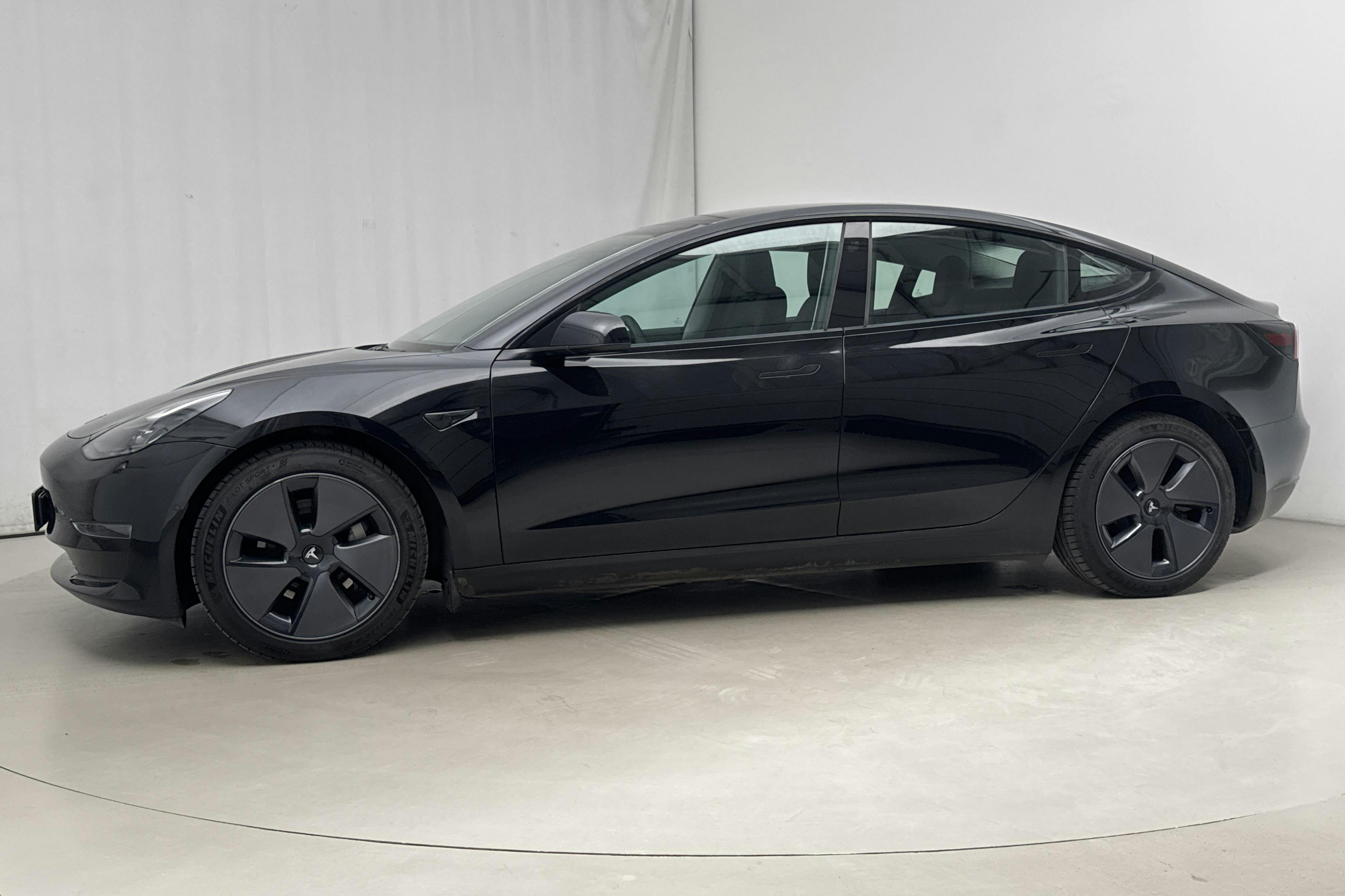 Presentation photo 2 of 21: Tesla Model 3 Long Range Dual Motor AWD - 52 420 km - Automatic - black - 2022