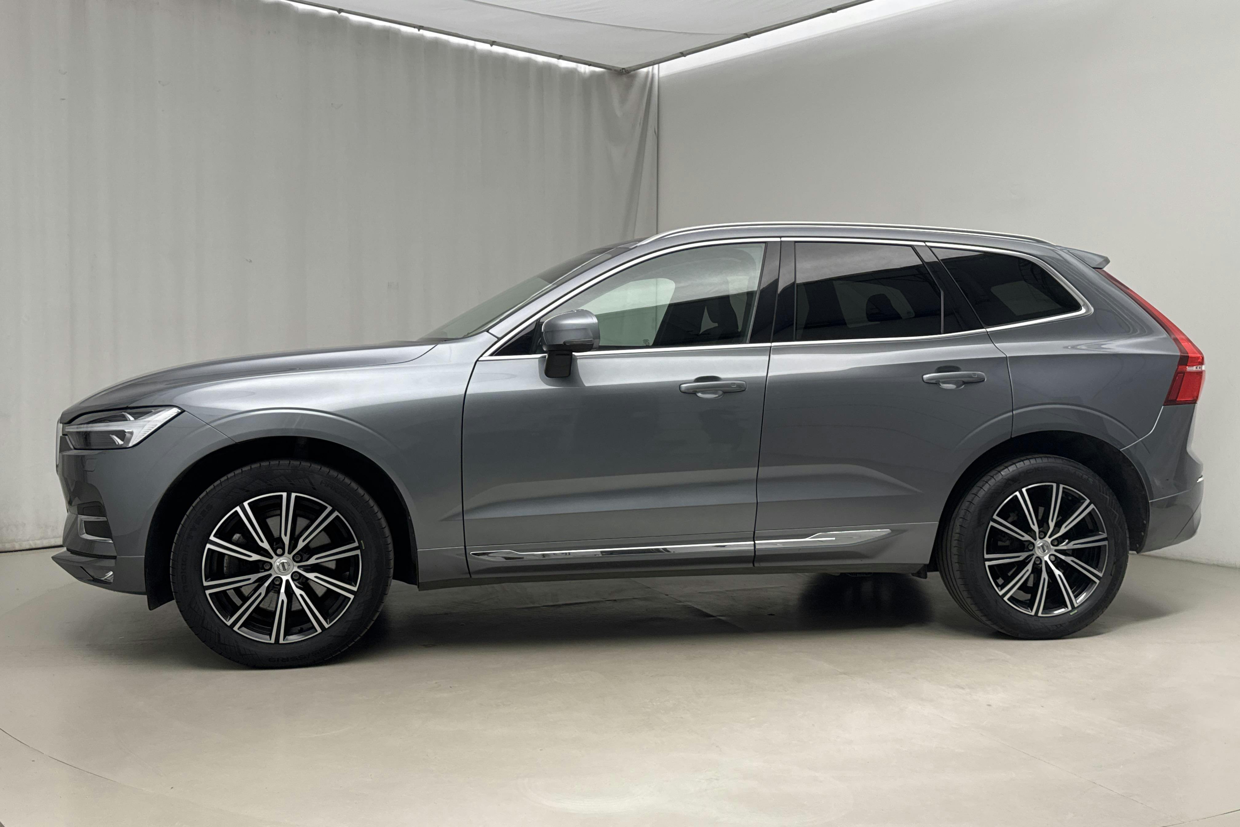 Presentationsfoto 2 av 20: Volvo XC60 B4 AWD Mildhybrid, Diesel (197hk) - 13 878 mil - Automat - grå - 2021