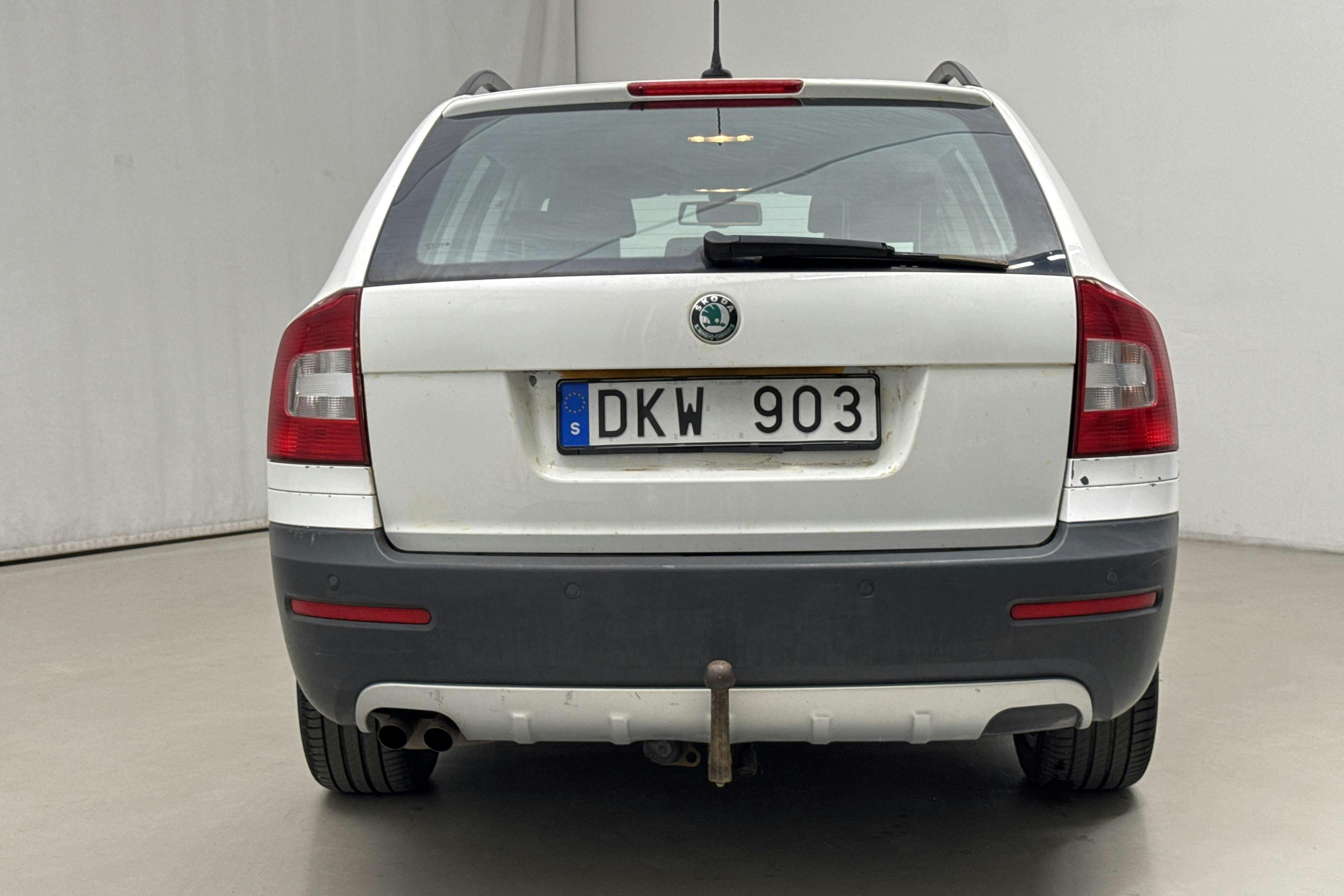 Skoda Octavia Scout II 2.0 TDI 4X4 (140hk) - 222 810 km - Käsitsi - valge - 2013