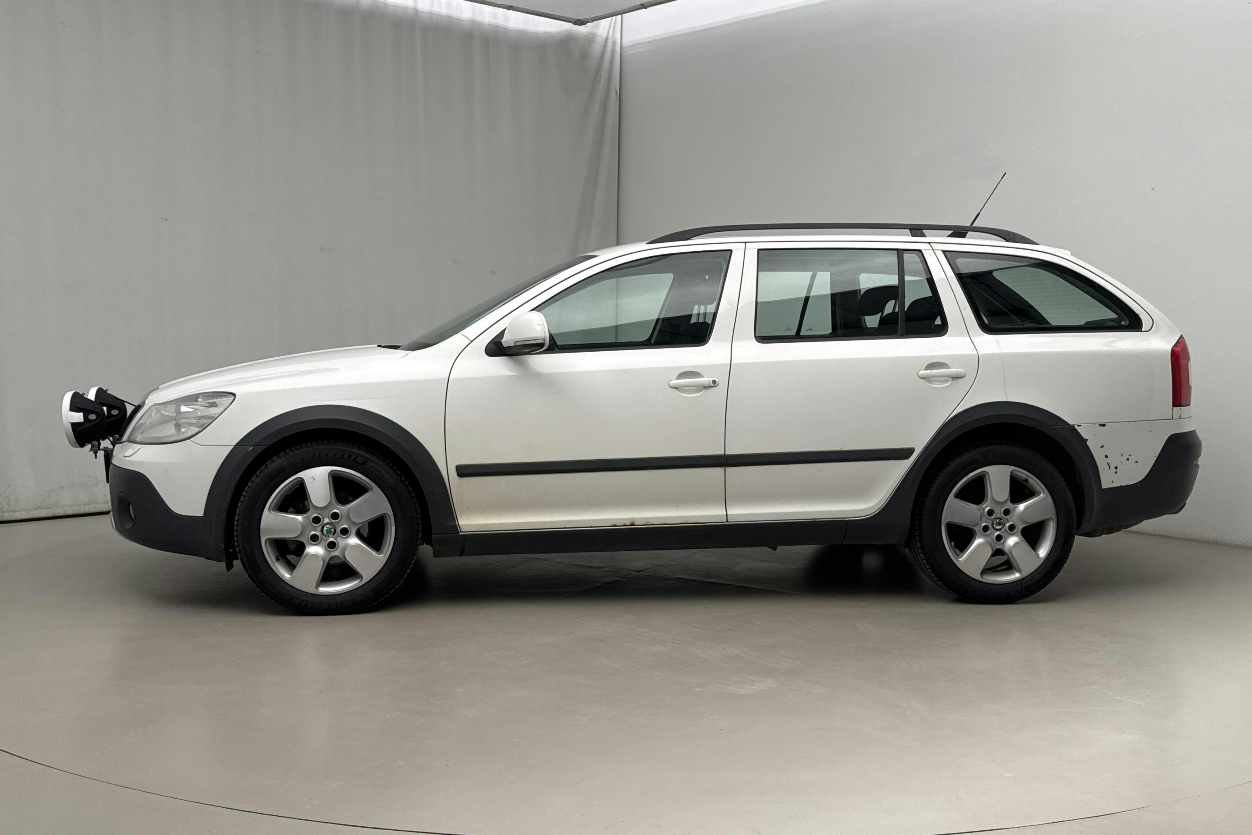 Zdjęcie prezentacyjne 2 z 14: Skoda Octavia Scout II 2.0 TDI 4X4 (140hk) - 222 810 km - Manualna - biały - 2013