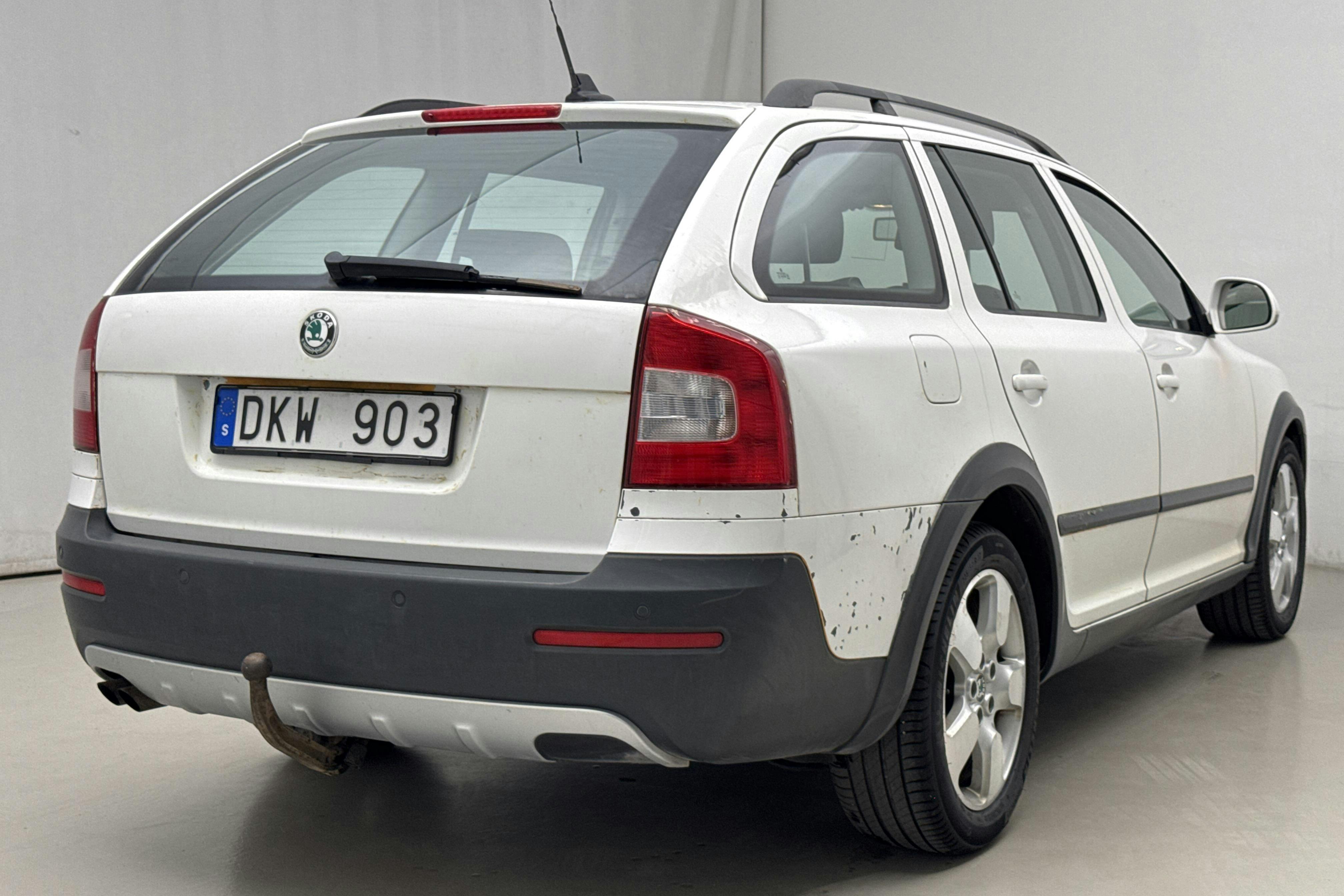 Skoda Octavia Scout II 2.0 TDI 4X4 (140hk) - 222 810 km - Käsitsi - valge - 2013