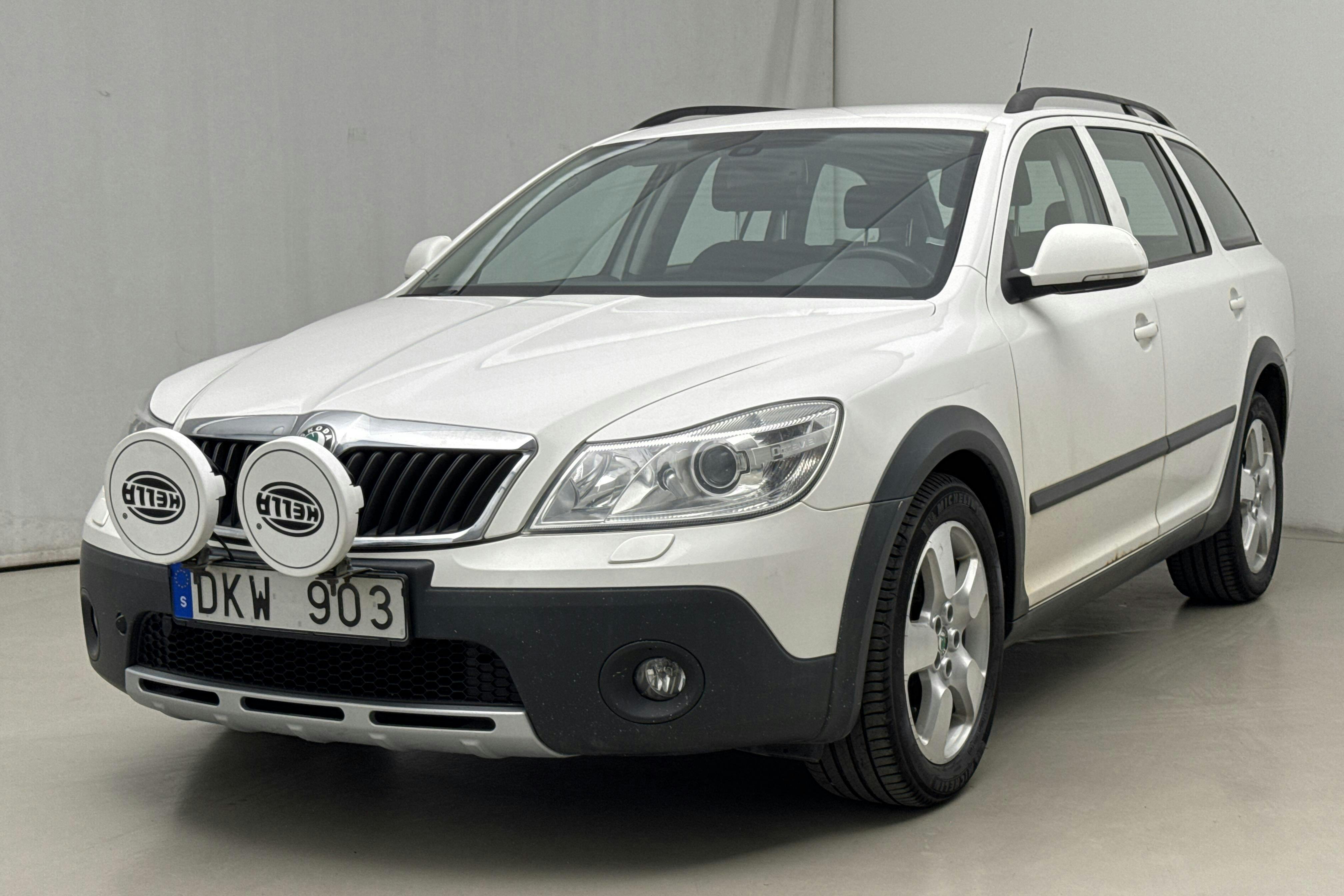 Zdjęcie prezentacyjne 1 z 14: Skoda Octavia Scout II 2.0 TDI 4X4 (140hk) - 222 810 km - Manualna - biały - 2013